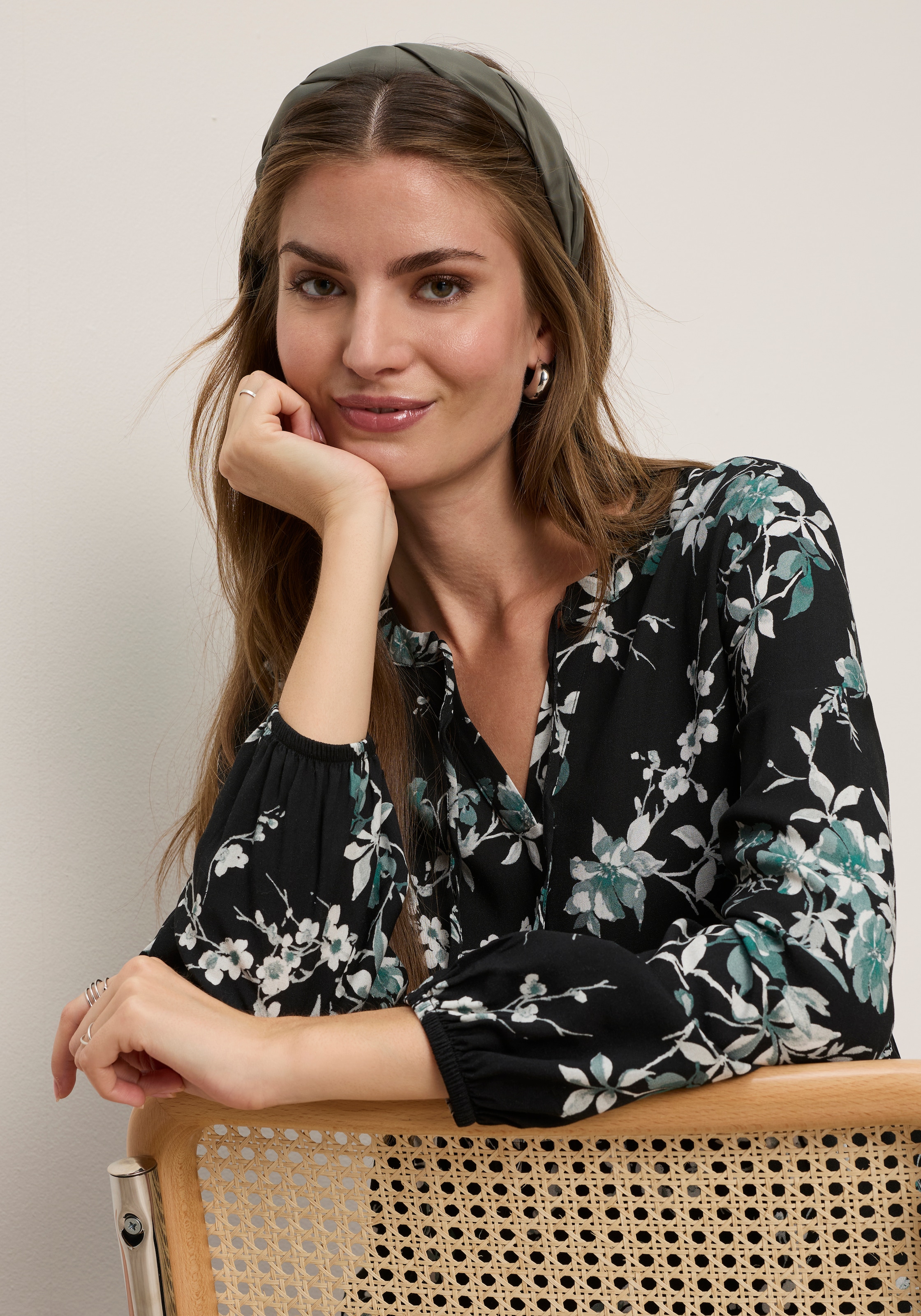 Tamaris Robe en ligne A »mit Blumen-Design und Rüschen« en viscose