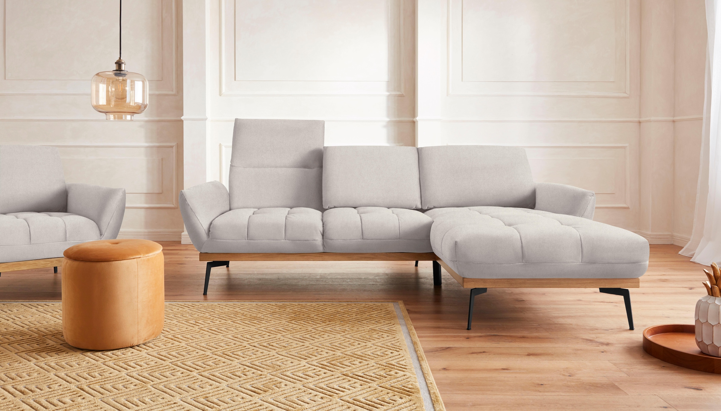 exxpo - sofa fashion Canapé d'angle »Palic, inkl. Rückenverstellung, bequem, elegant, Breite 245cm, L-Form« vom Sofa zum Hochlehner. Hohe Füsse und Holzblende als Designmerkmal