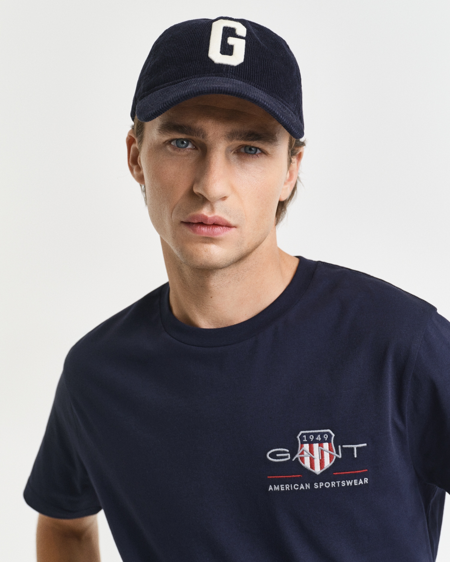 Gant T-Shirt »REG ARCHIVE SHIELD EMB SS T-SHIRT« von dem Archiv aus den 1980er-Jahren inspiriert