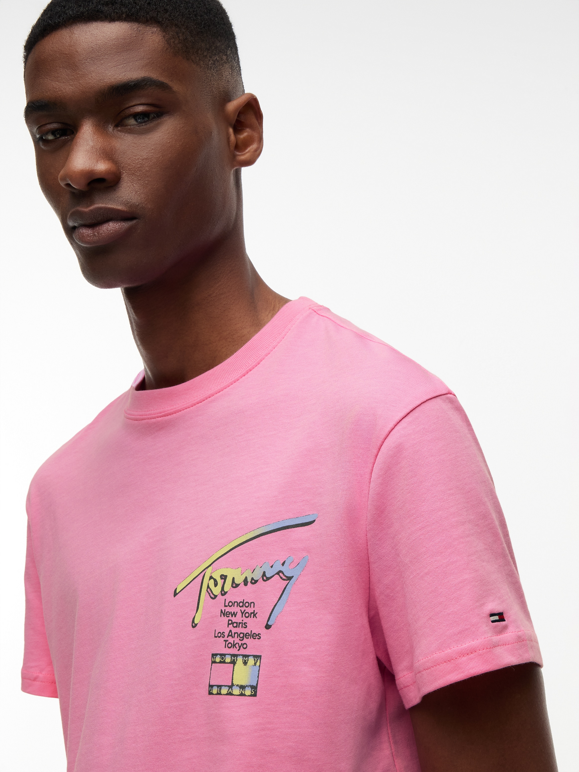 Tommy Jeans T-Shirt »TJM REGULAR CITY SIGNATURE« mit Tommy-Signatur-Logo auf dem Rücken