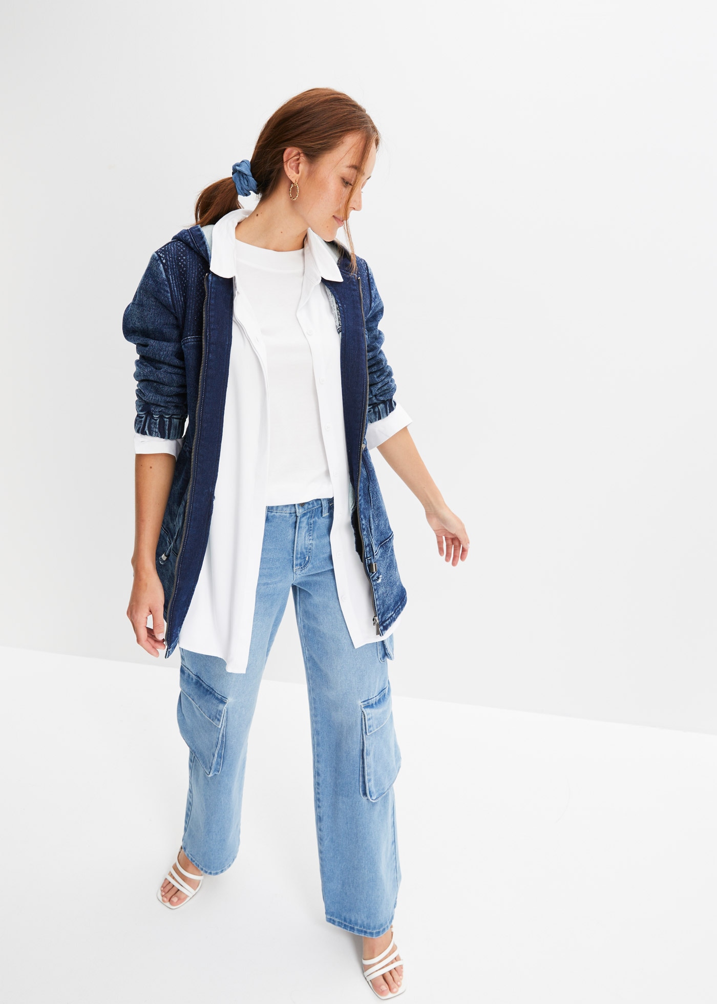bonprix Veste en jean avec capuche manteau court en forme parka évasée, avec capuche
