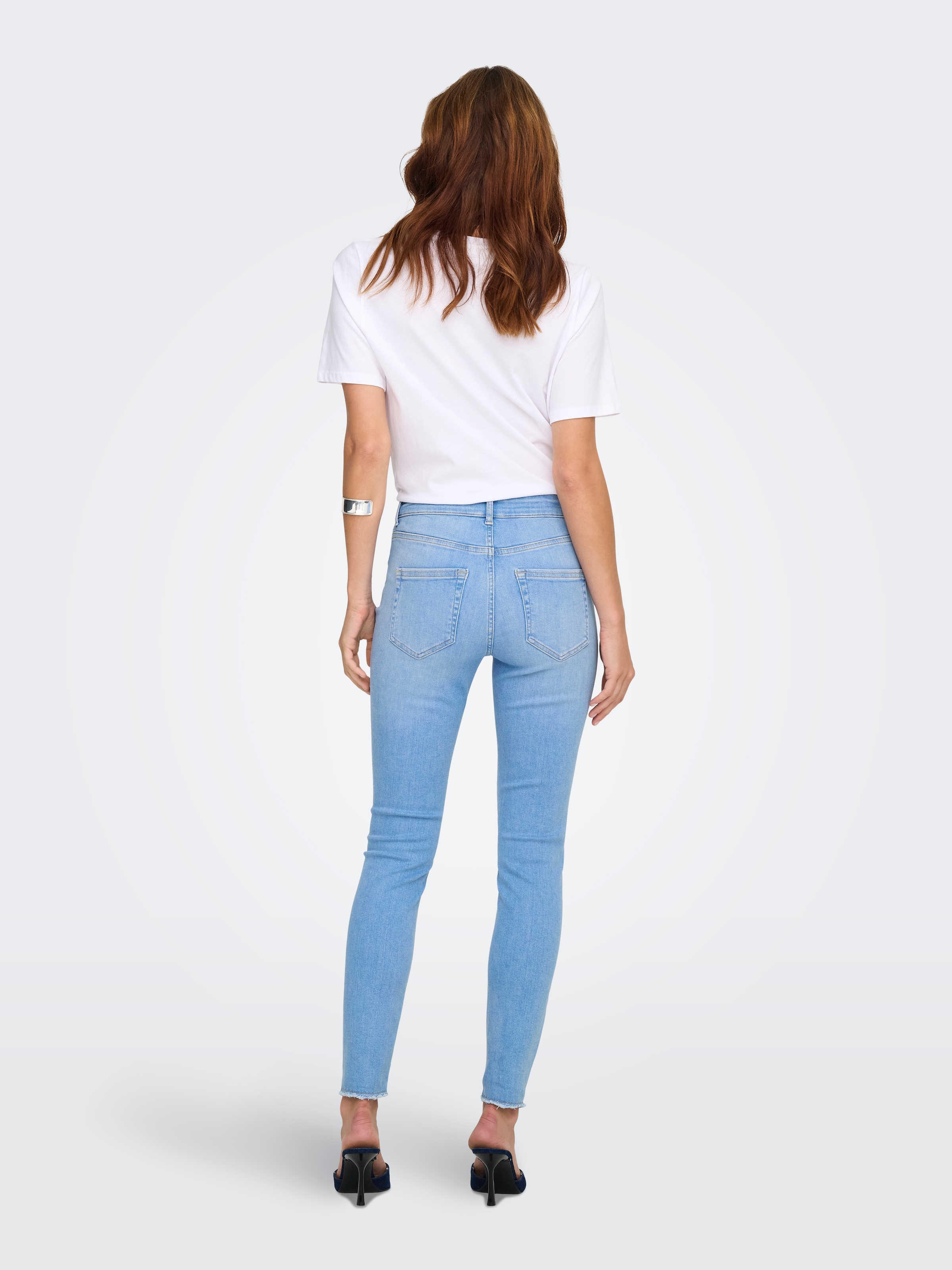 ONLY Jeans skinny »ONLBLUSH MID SK ANK RW DNM REA130 NOOS« hohe Taille, Bleach Wash für einen Faded-Look, ausgefranster Saum