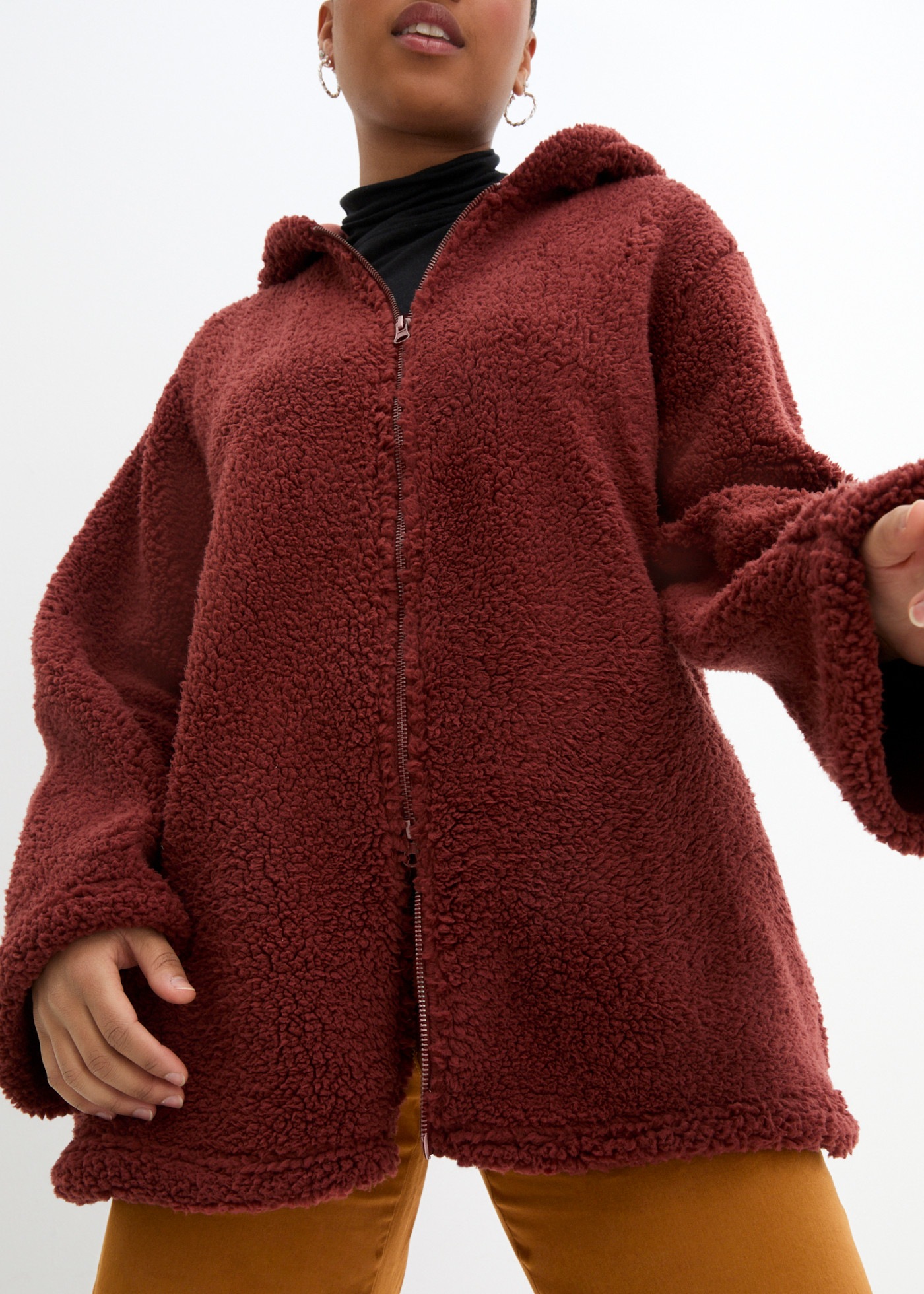 bonprix Veste polaire avec capuche en matière teddy douillette, col montant et capuche, ligne A