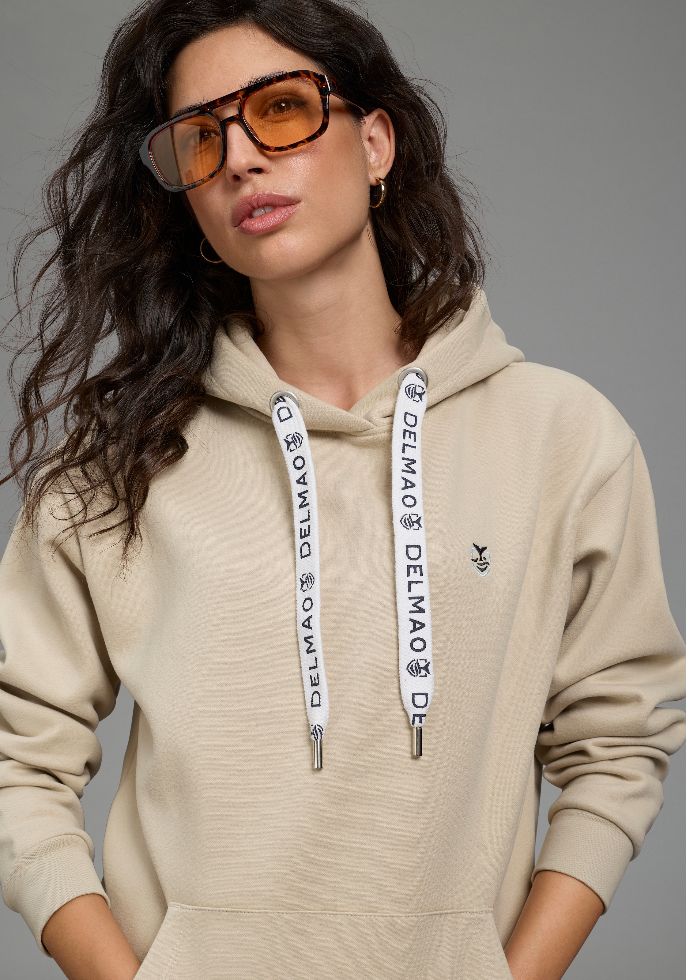 DELMAO Kapuzensweatshirt , Weiche Baumwollmischung mit Kängurutasche und bedruckter Kordel
