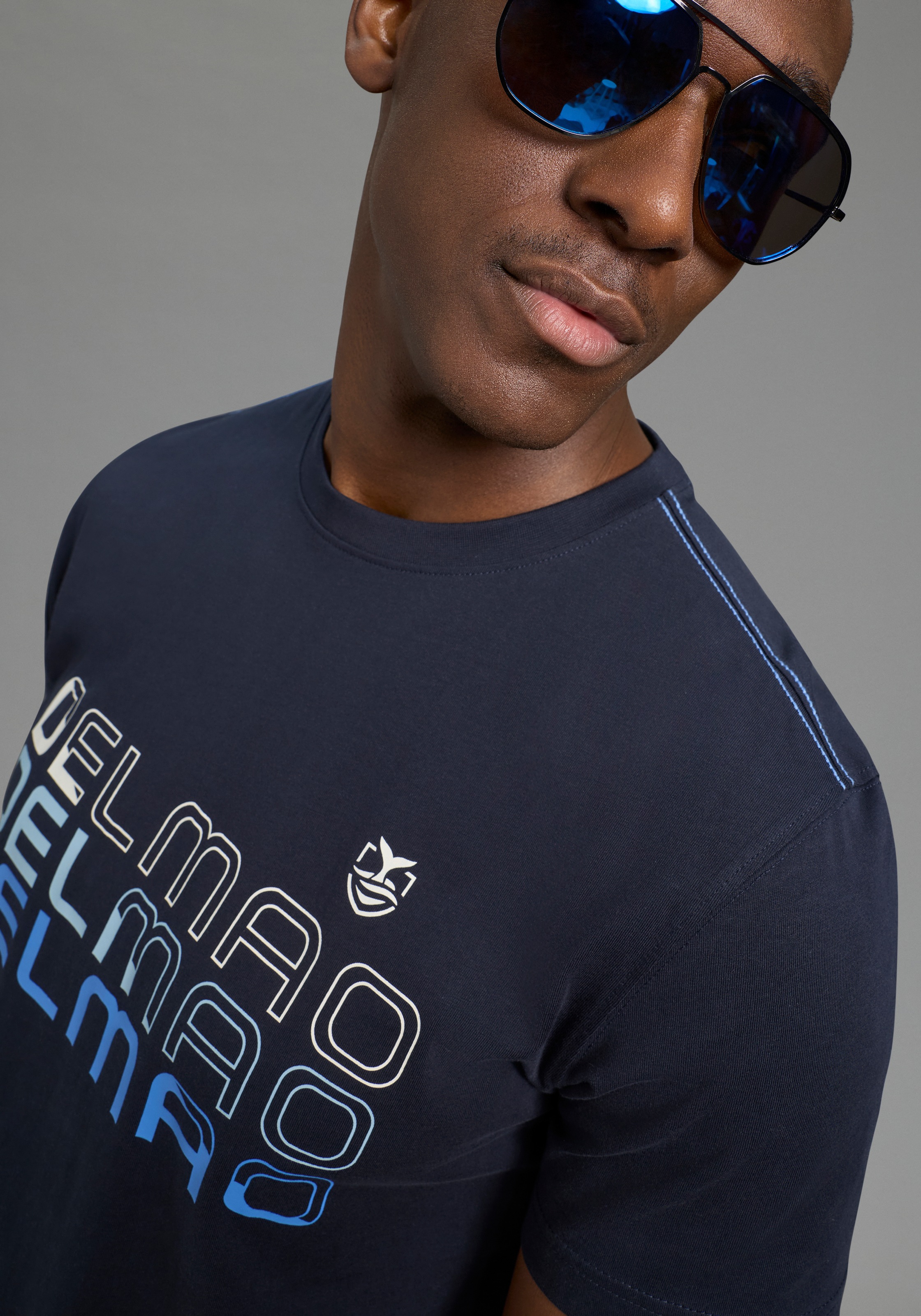 DELMAO Shirt à col rond »Neue Kollektion!« casual Stil, kurzarm, normale Passform, mit Rundhalsausschnitt