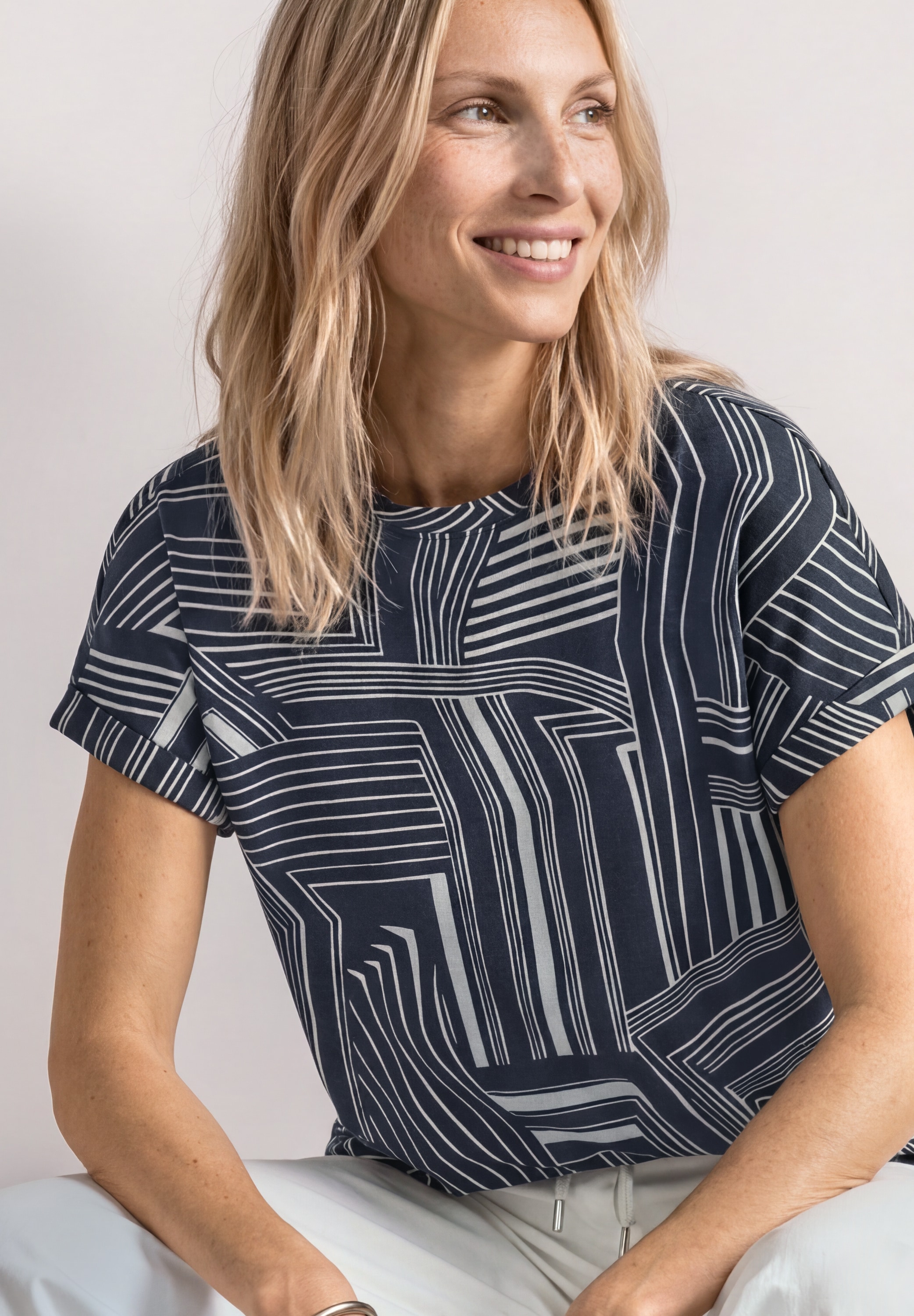 STREET ONE Kurzarmshirt Sommershirt mit Glitzer und grafischem Muster
