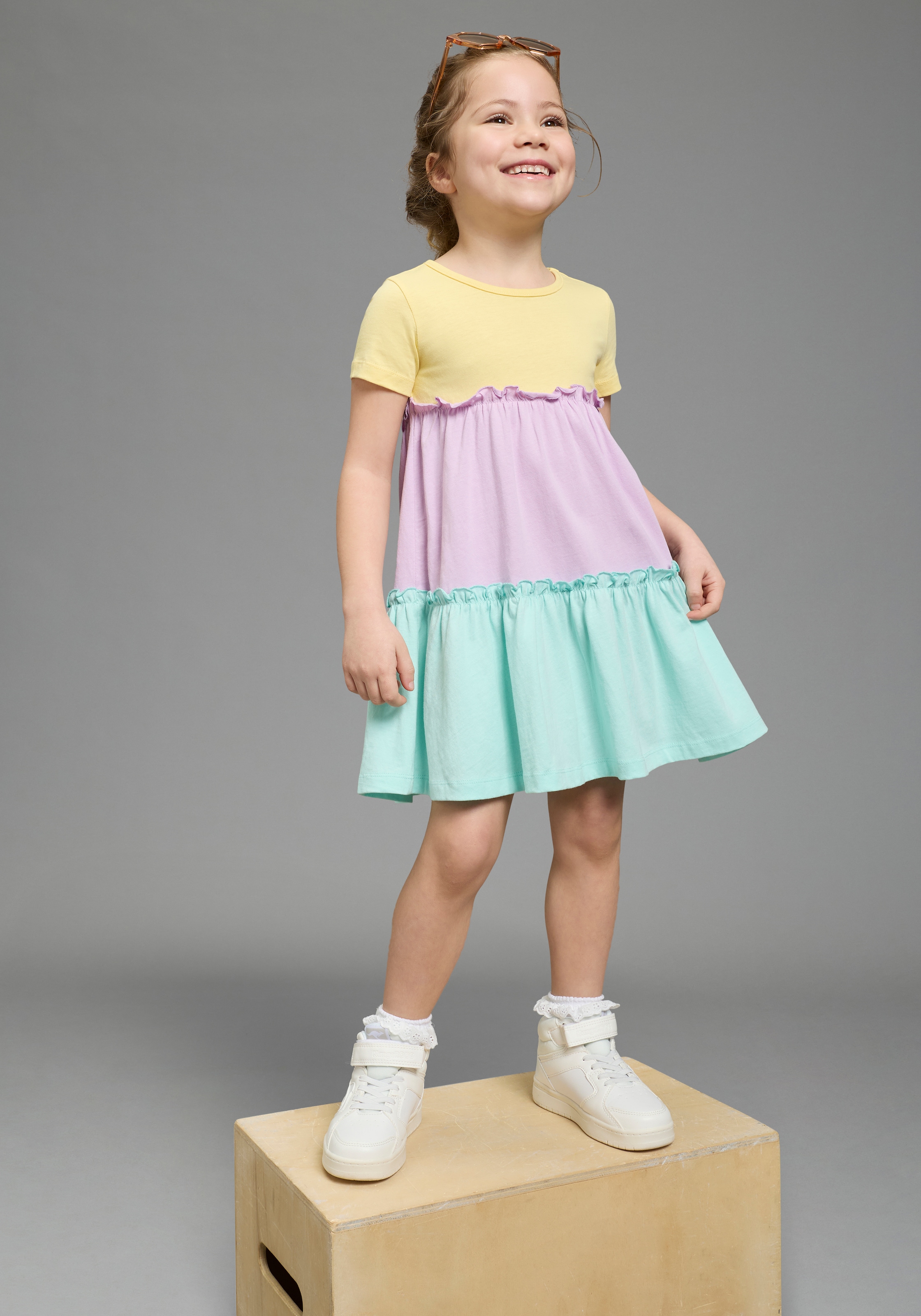 KIDSWORLD Robe en jersey »- Volantkleid für kleine Mädchen« festliche Anlässe,  kniefreie Länge,  verspielter Stil