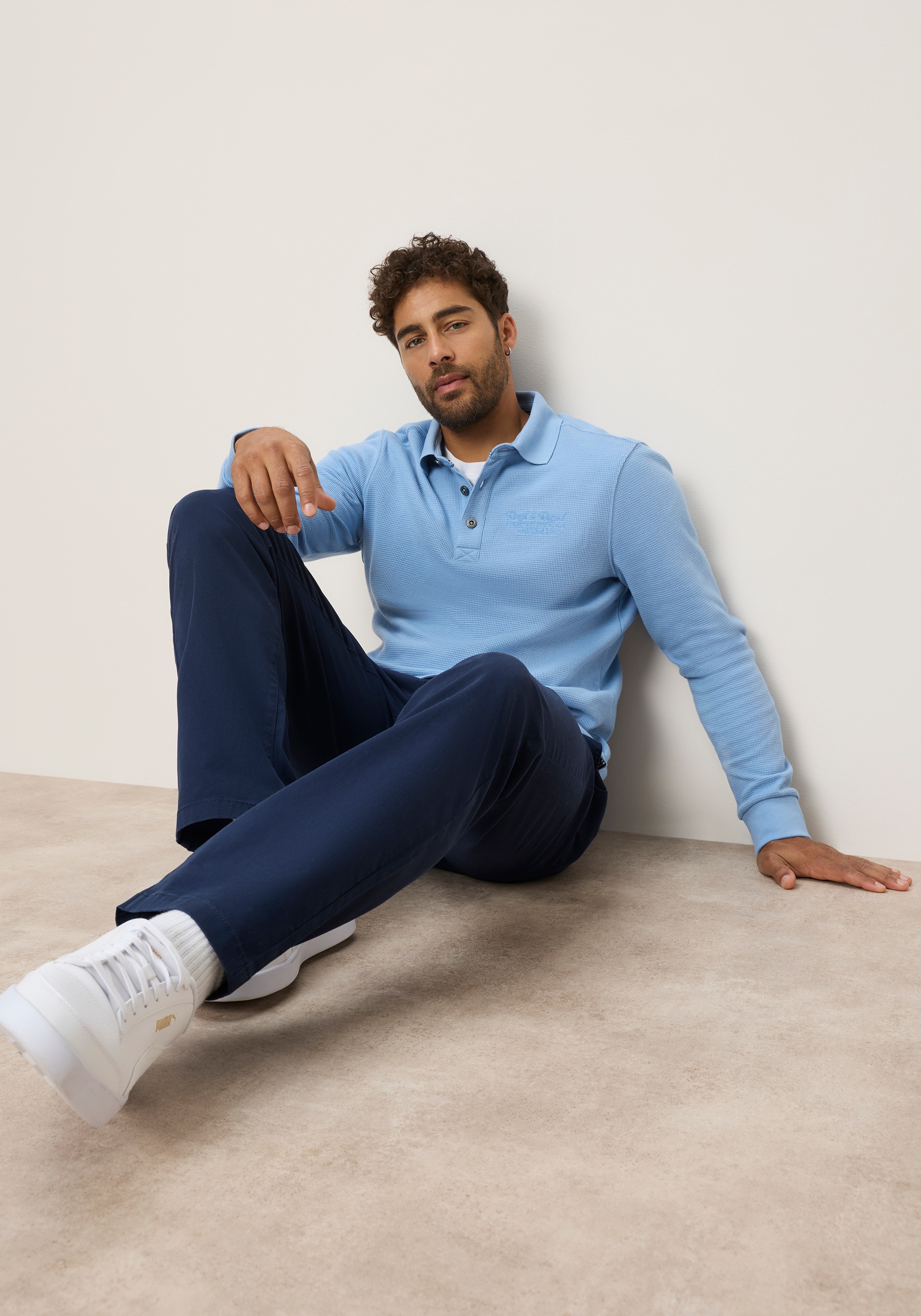 Man's World Chinohose »"Classic Fit" mit verdecktem Dehnbund«  Das Must-have der Saison: Klassische Chino, angesagte Farben