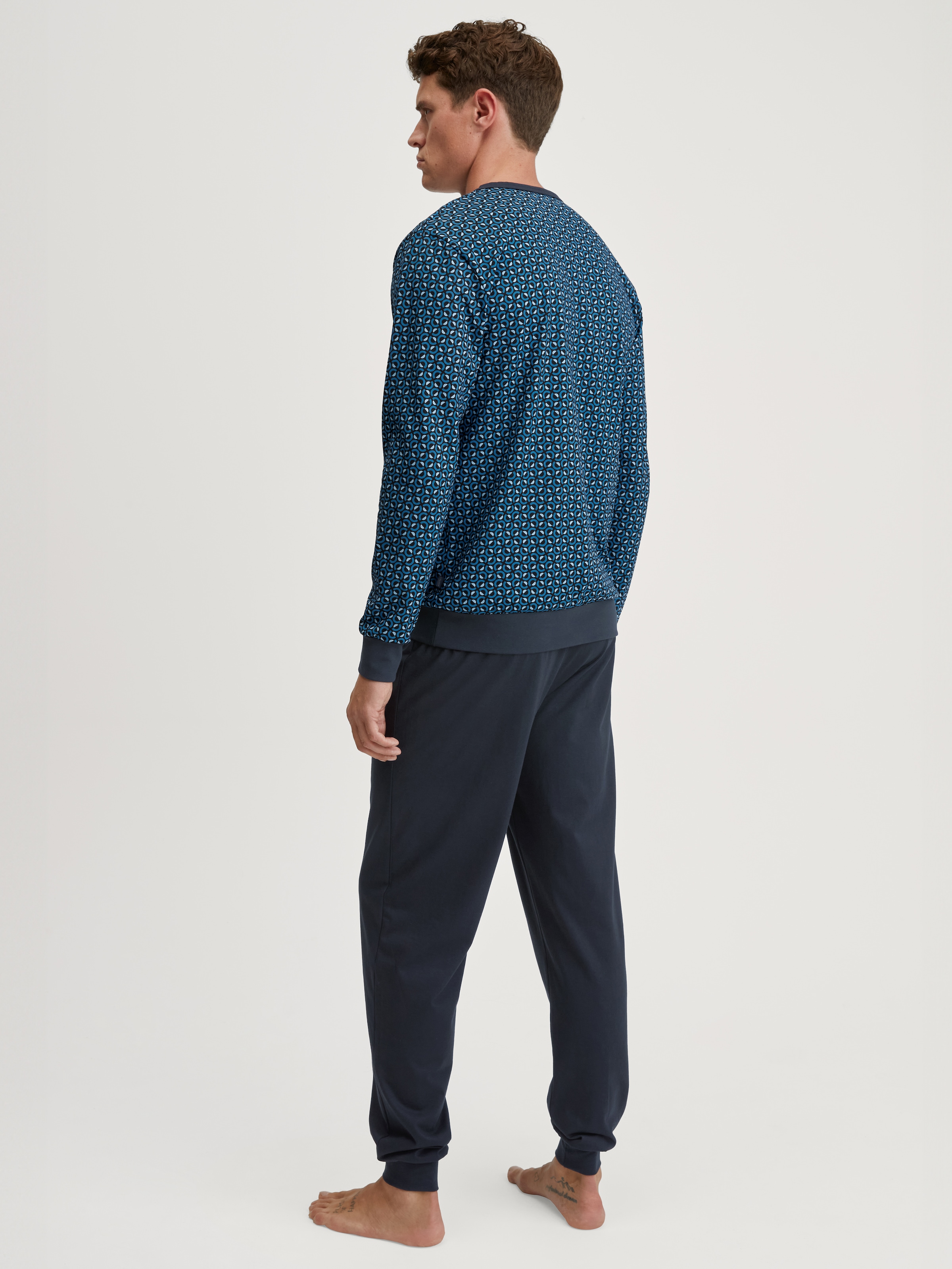 CALIDA Schlafanzug »Relax Imprint 3« 2 tlg. Gemustertes Oberteil mit V-Ausschnitt
