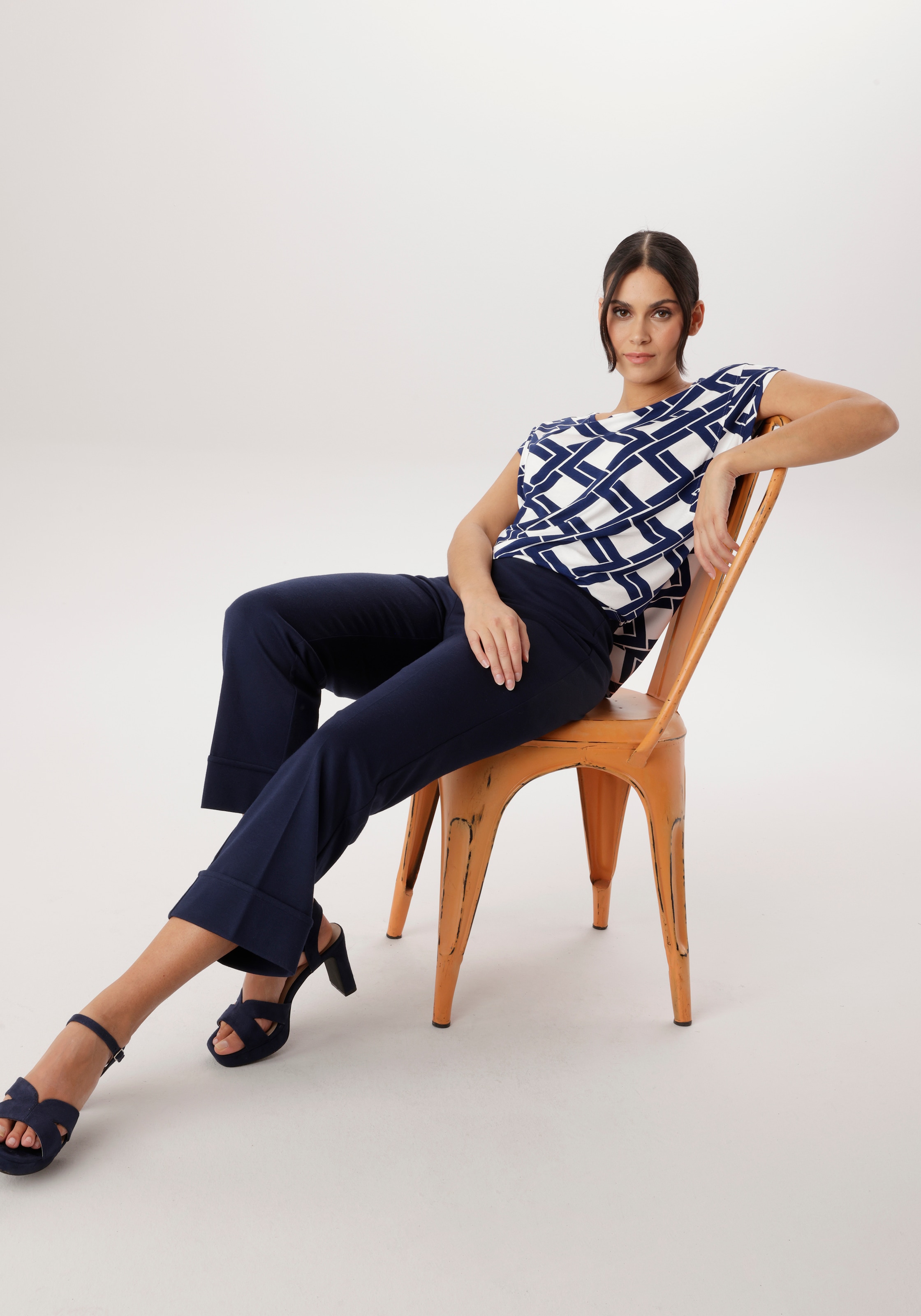 Aniston SELECTED T-shirt überschnittene Schultern und fixiertem Umschlag - NEUE KOLLEKTION