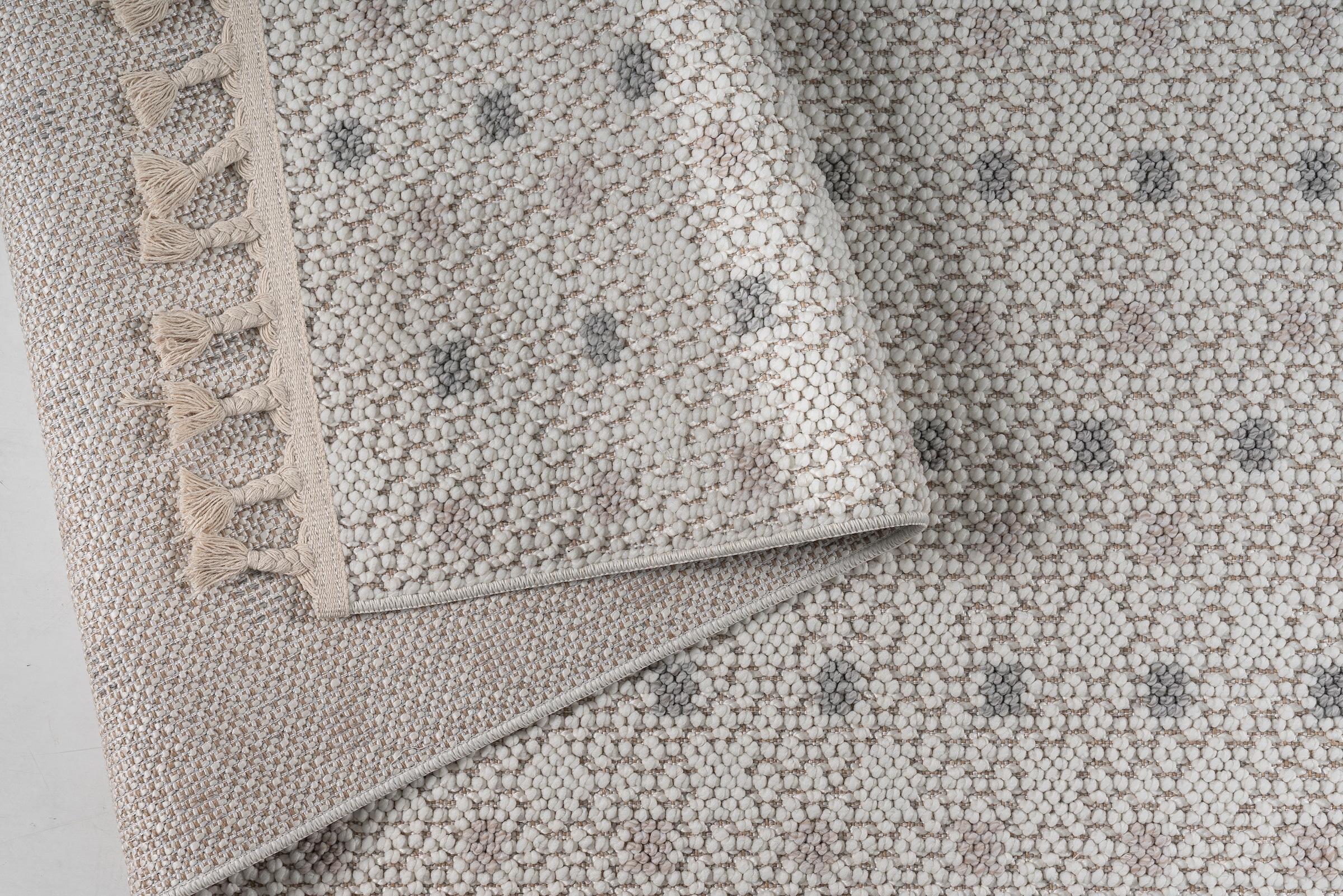 Bruno Banani Teppich »Dotty, In- und Outdoor geeignet« rechteckig 6 mm Höhe Woll-Optik, Hoch-Tief Struktur, mit Fransen, Balkon, Terrasse