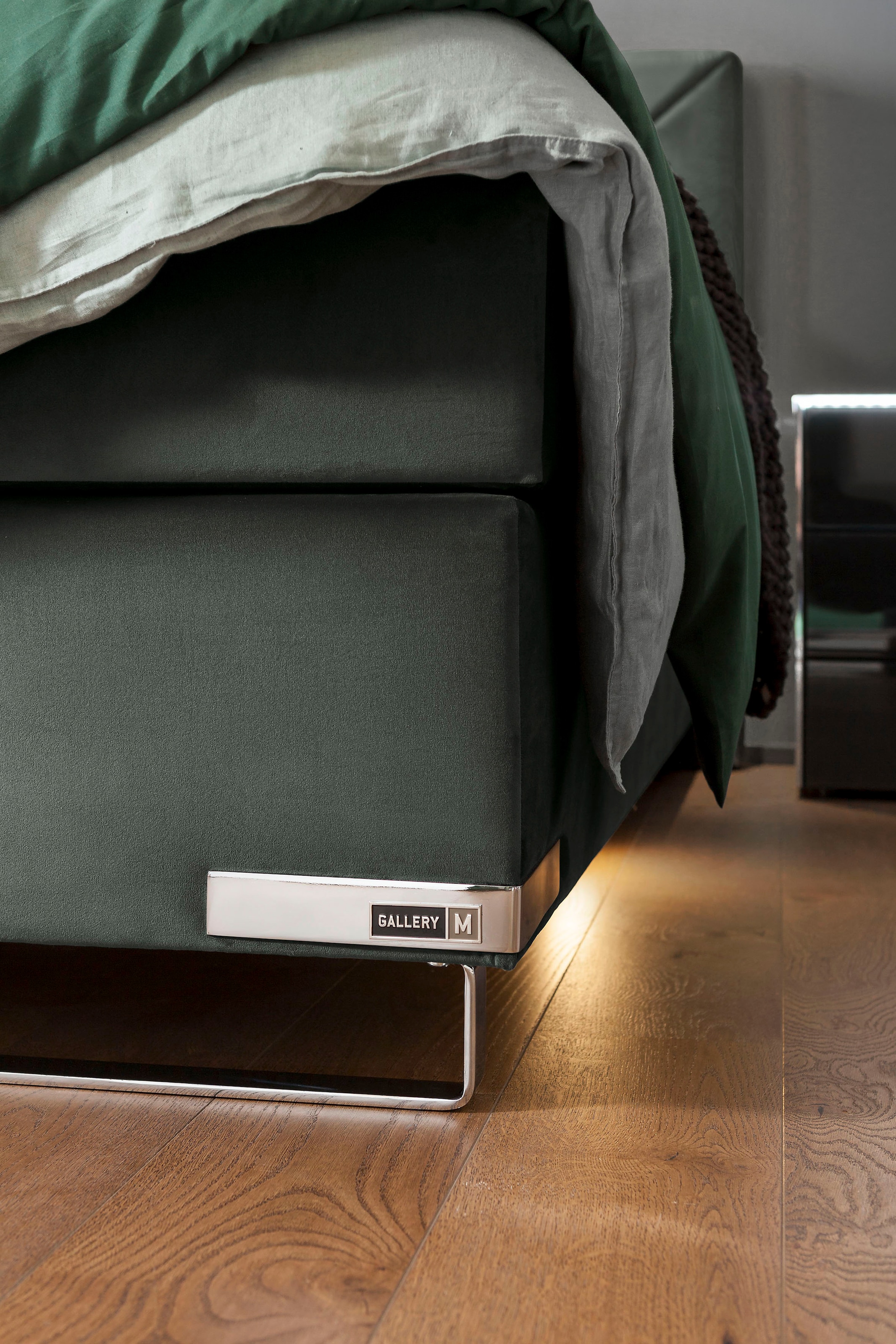 GALLERY M branded by Musterring Lit boxspring »Dubai« Kufe in Chrom, 3 Härtegrade, Kopfteil mit Knopfheftung