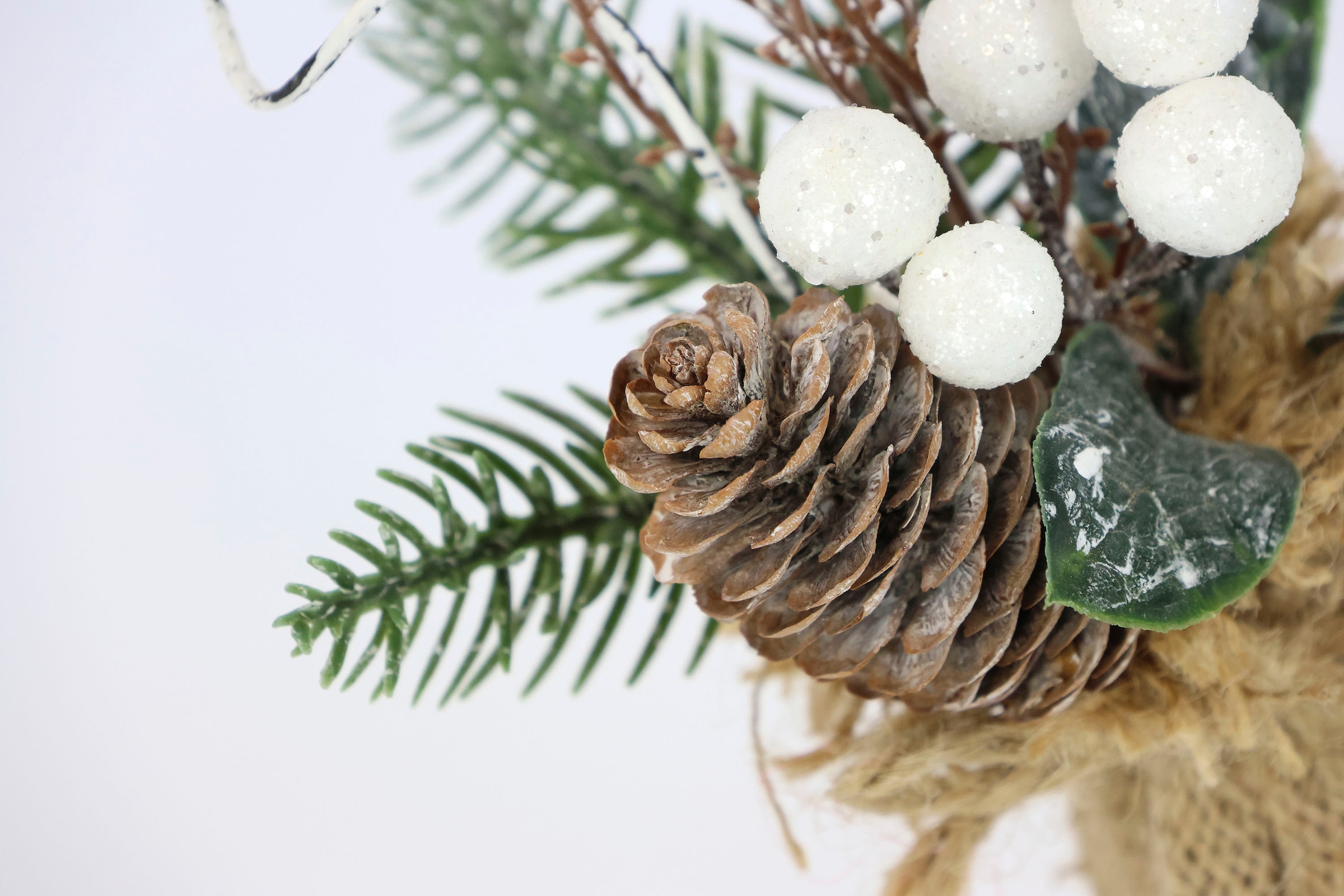 I.GE.A. Künstlicher Weihnachtsbaum »Kunstpflanze Weihnachtsgesteck im Jute-Sack« 2er Set Weihnachtsdeko Tannenzweige Beeren Zapfen Stern Kunstblumen