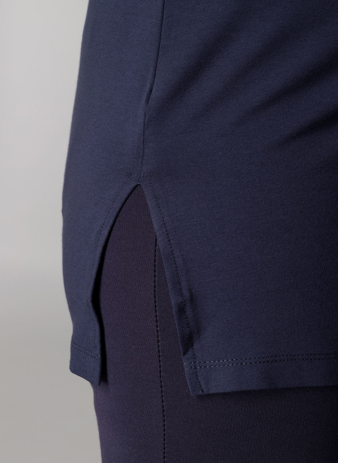 Base Level Curvy Top à bretelles Hüftbedeckender Schnitt mit Schlitzen am Saum