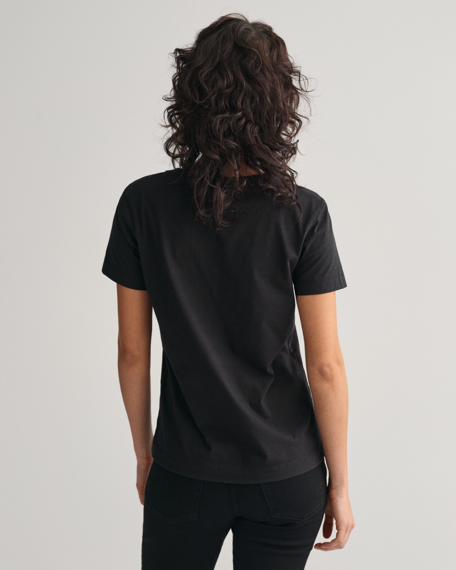 Gant T-Shirt »REG SHIELD KA V-NECK T-SHIRT«, mit einer kleinen Logostickerei auf der Brust