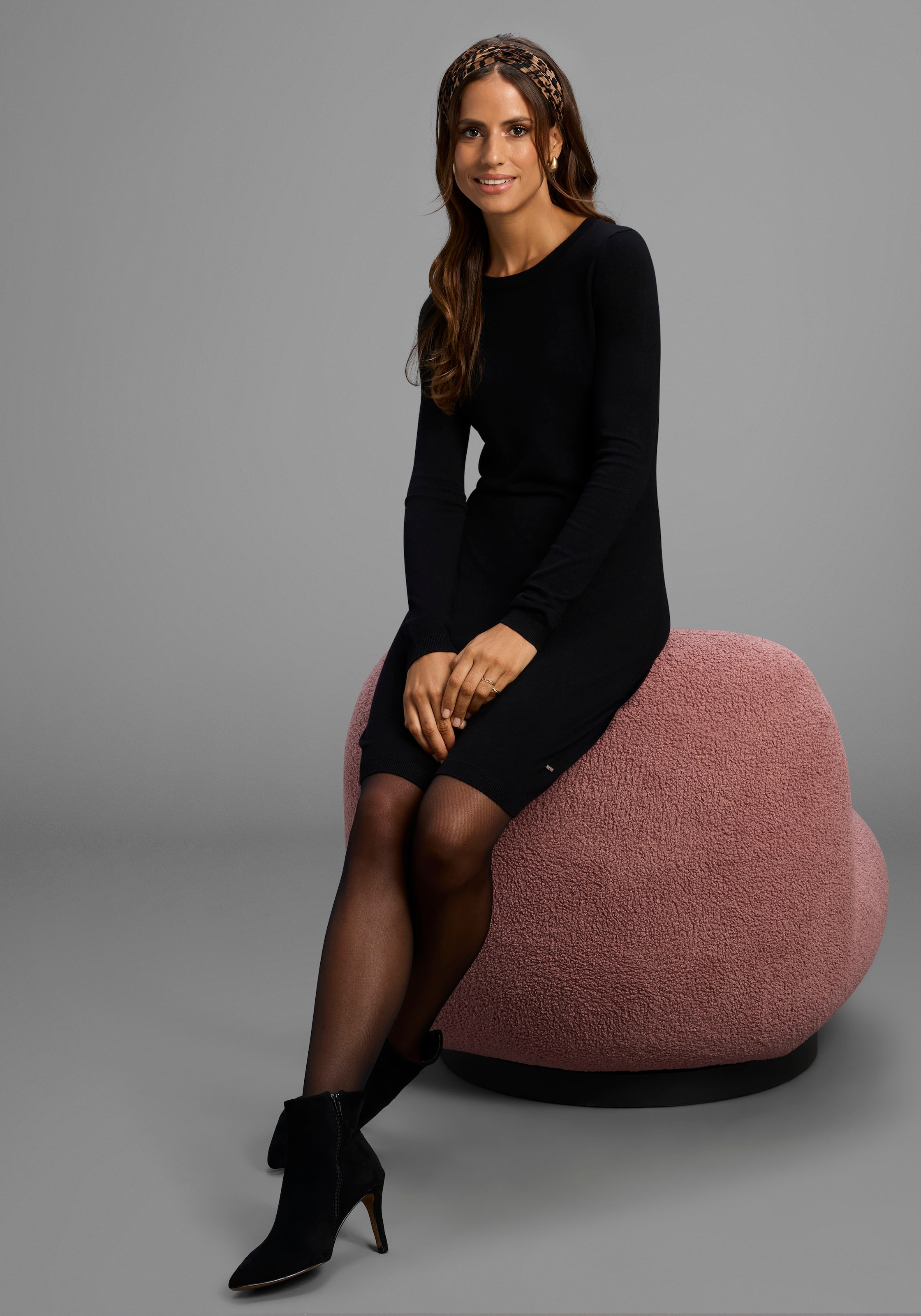Laura Scott Strickkleid, mit femininem Bindedetail am Rücken