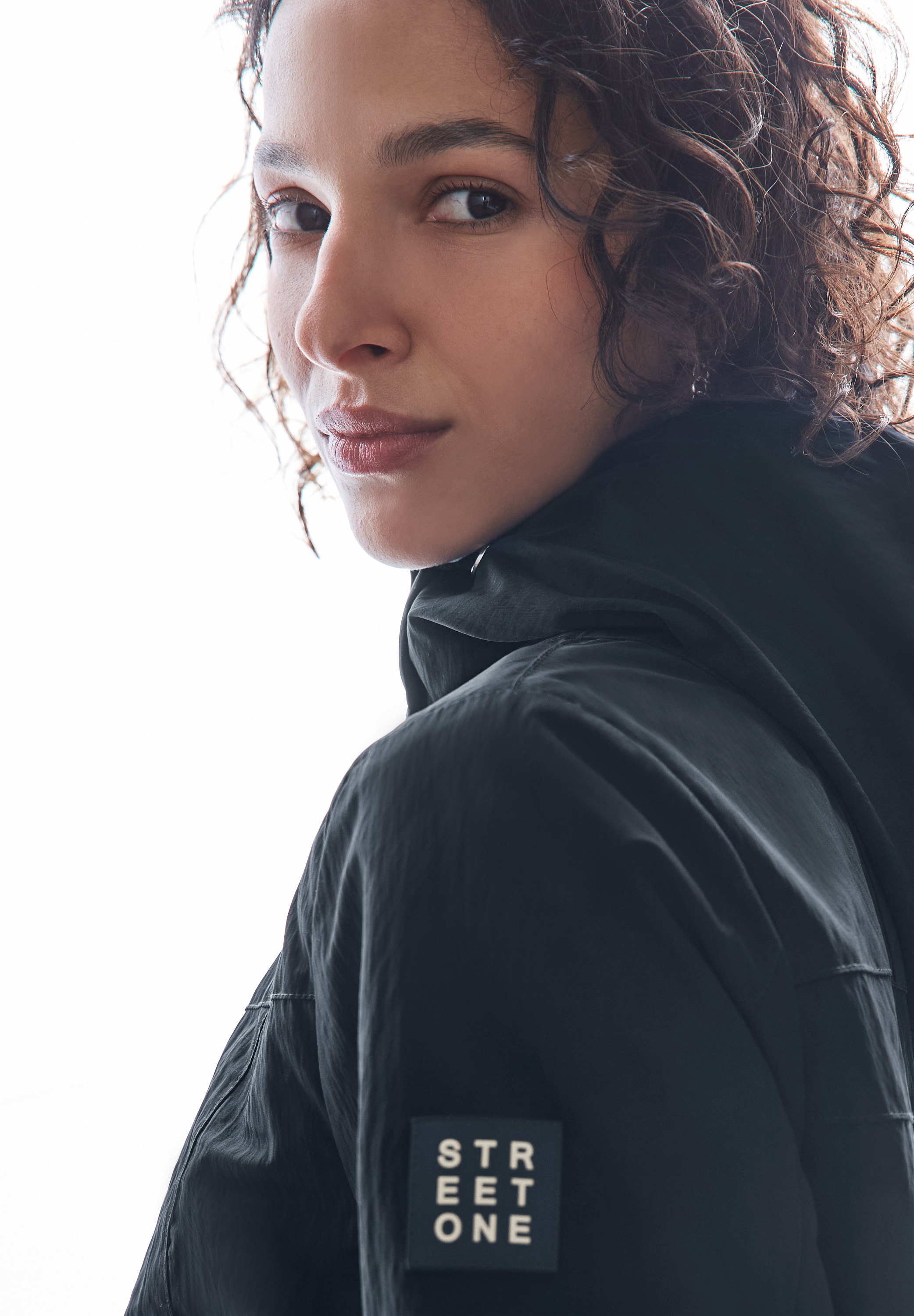 STREET ONE Windbreaker, mit Kapuze, mit Logo Stickerei