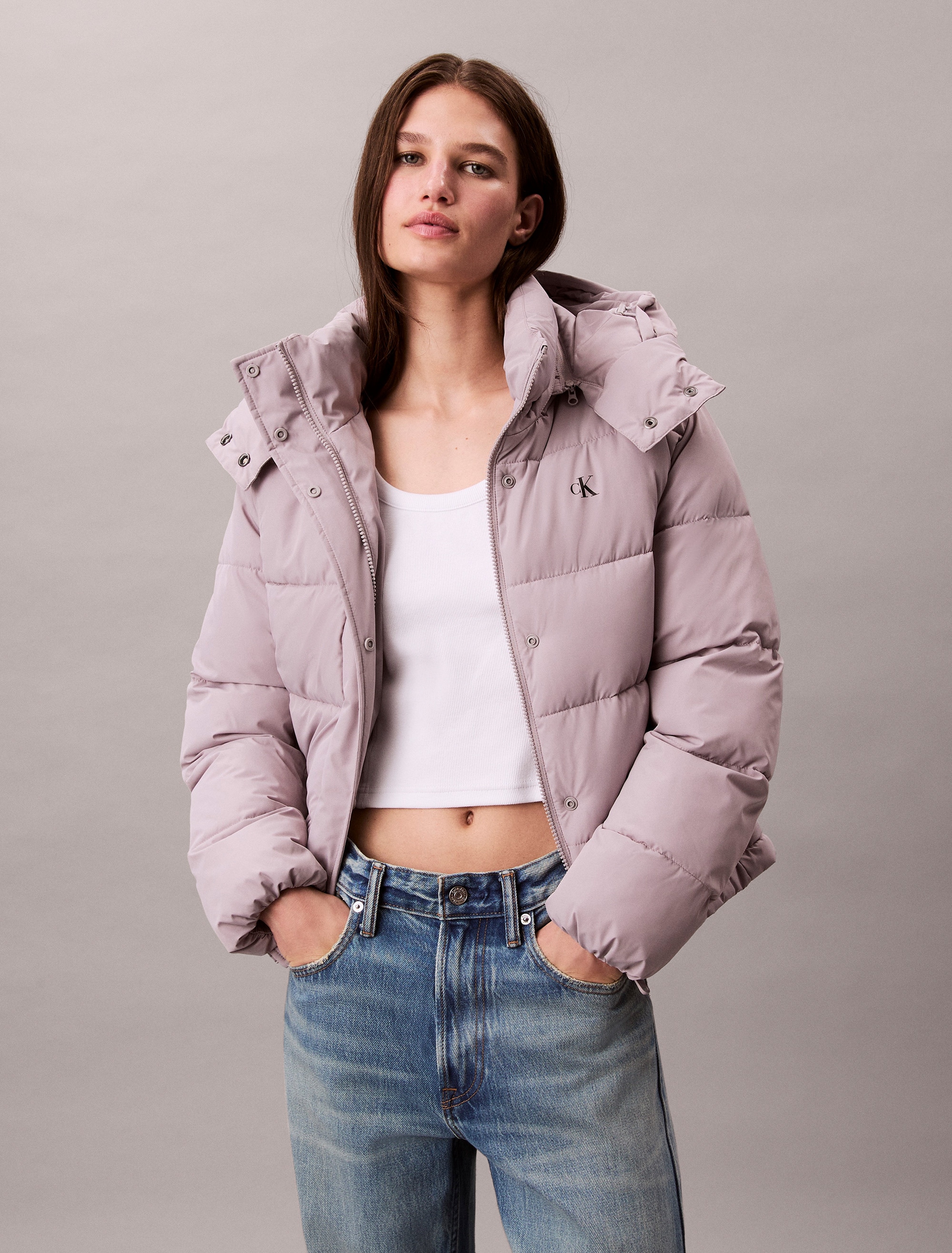 Calvin Klein Jeans Steppjacke »MATTE MONOLOGO MW SHORT PUFFER« mit Kapuze Mit Rundhalsausschnitt, regular fit