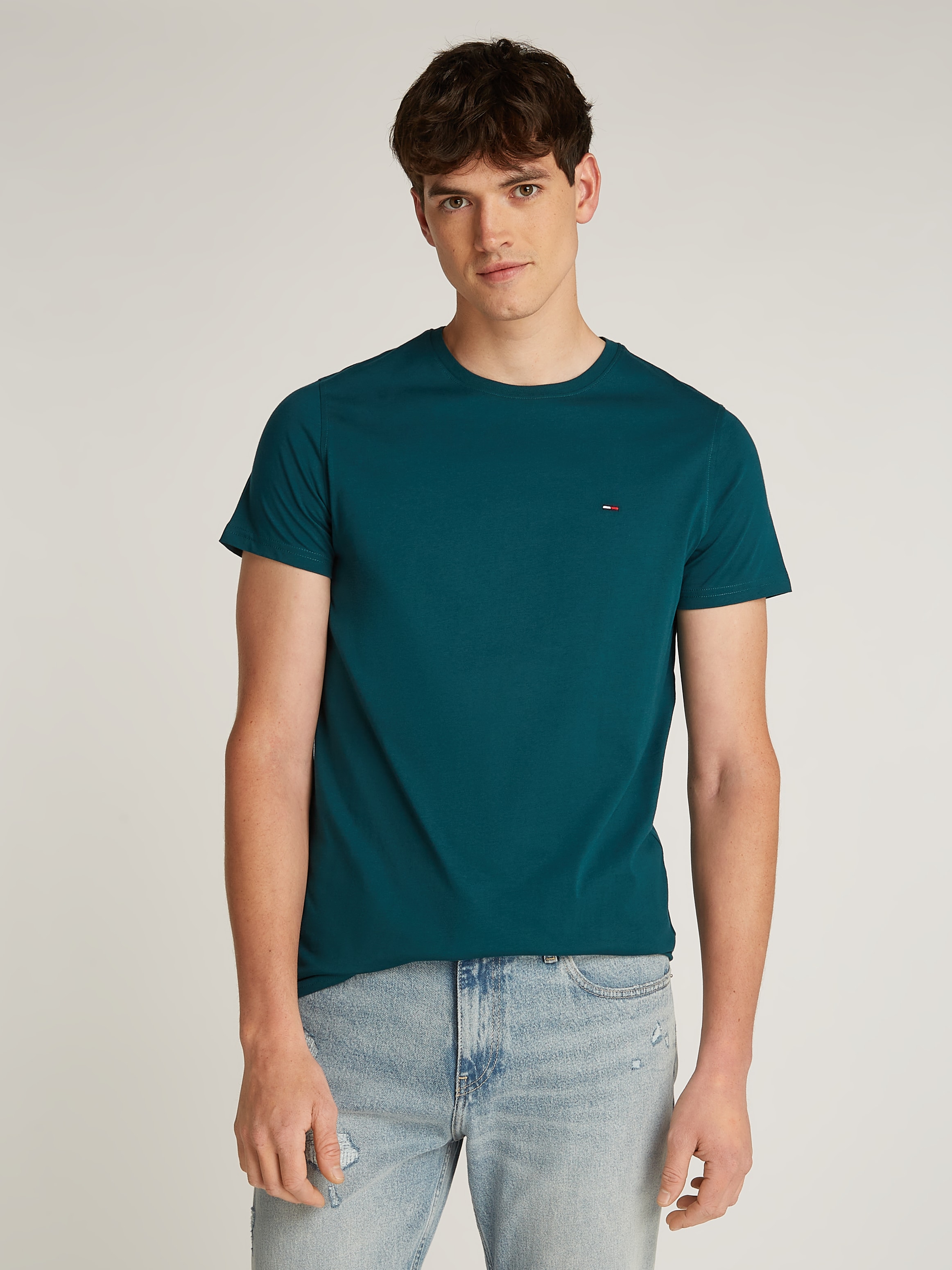 Tommy Jeans T-Shirt »TJM ESSENTIAL SOLID TEE«, Regular Fit mit Rundhalsausschnitt und dezenter Logo-Flag