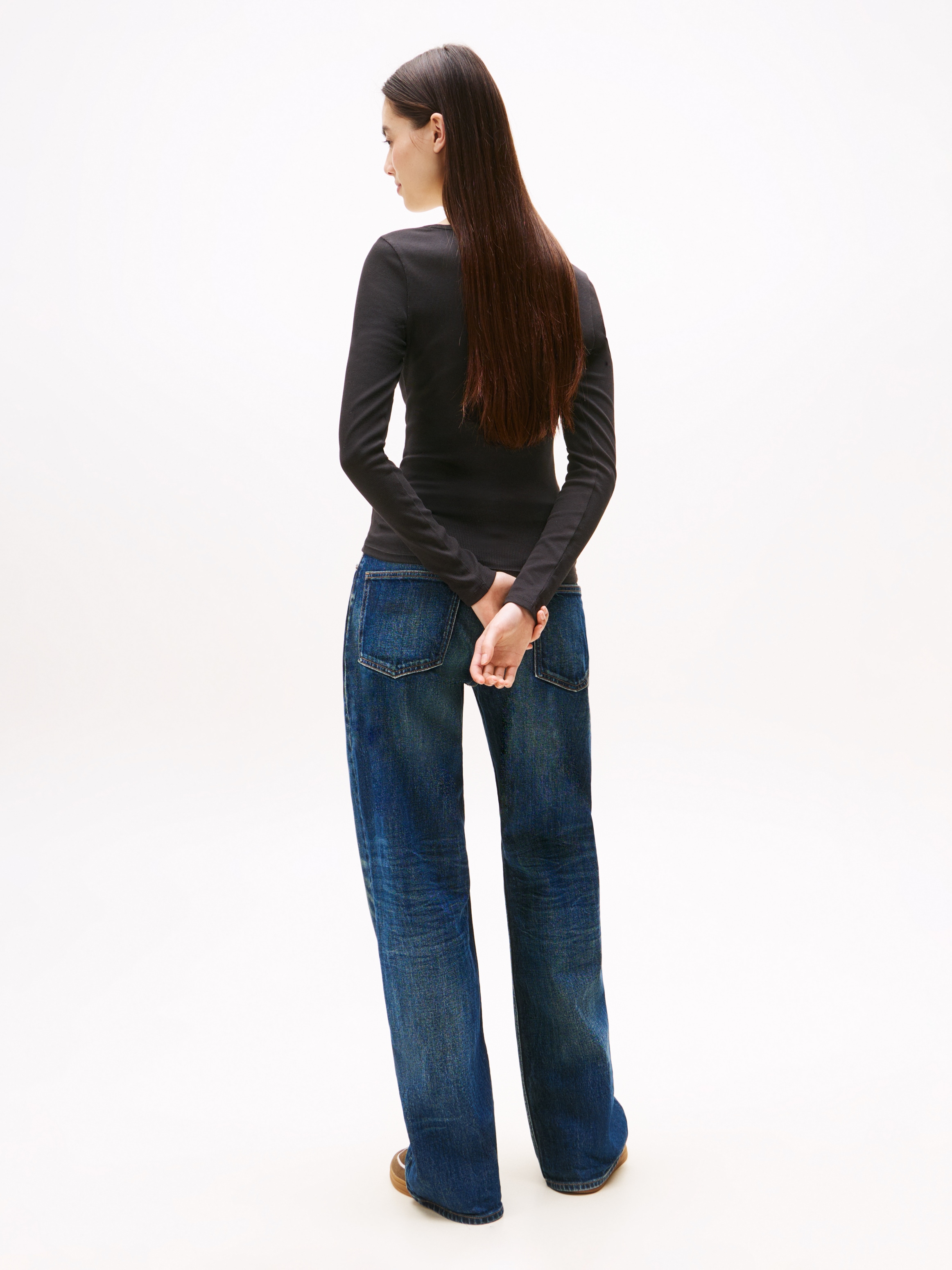 Tommy Jeans Langarmshirt »TJW SLIM ESSENTIAL RIB V LS«, mit Logostickerei