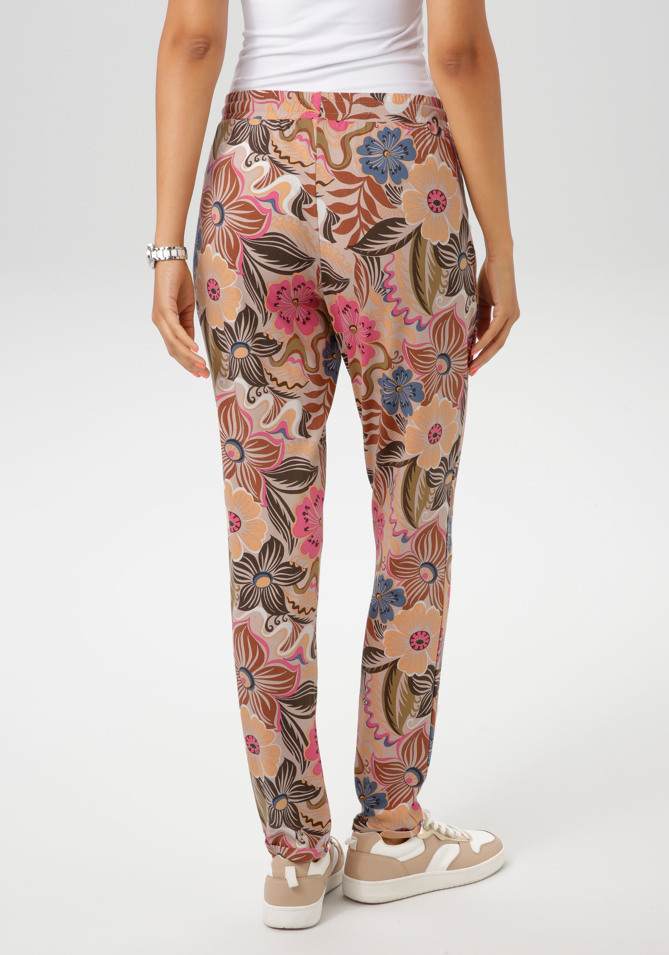 Aniston CASUAL Schlupfhose, mit grossflächigen Blüten und Blättern bedruckt