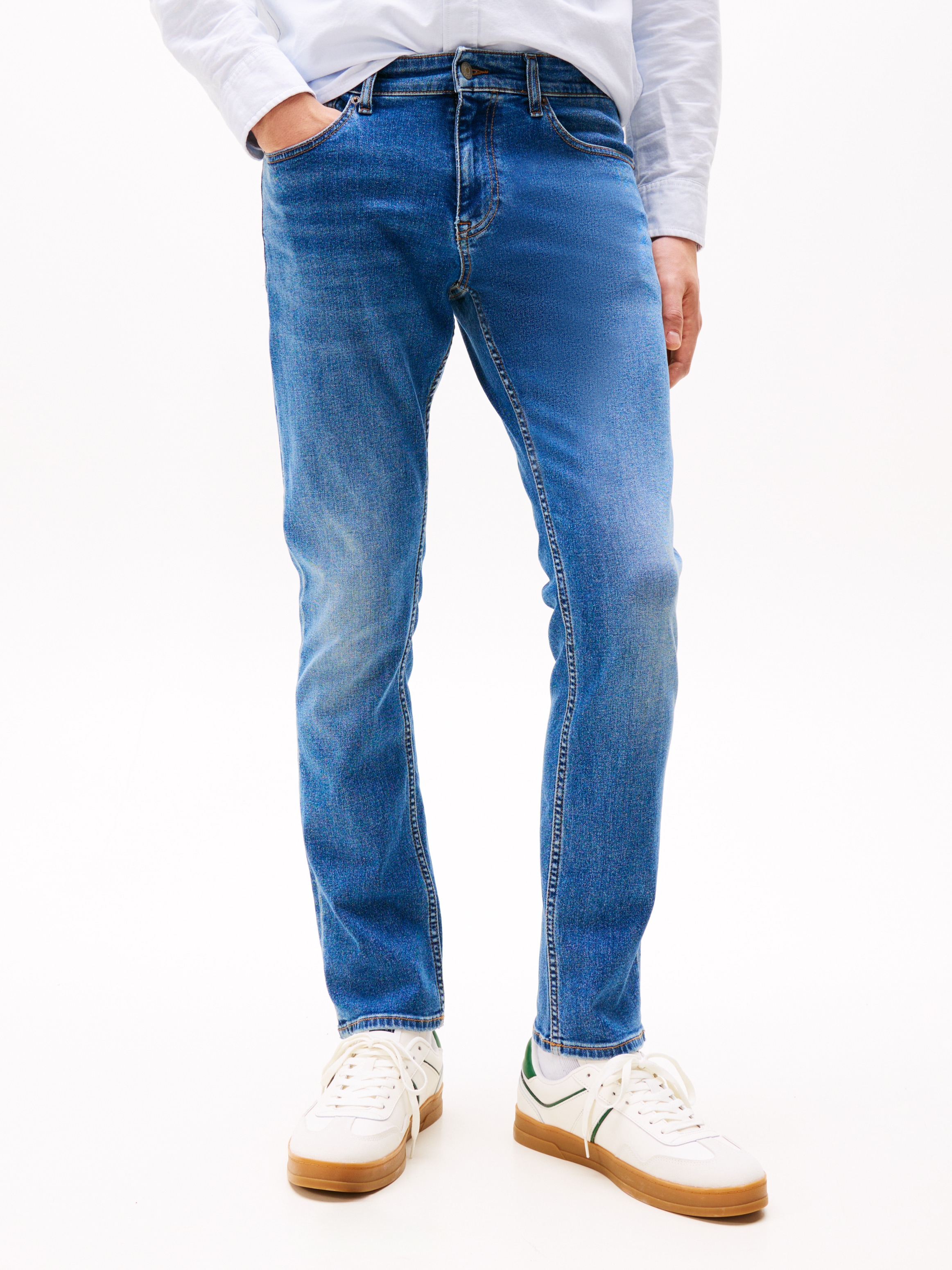 Tommy Jeans Gerade Jeans »SCANTON SLIM BI0234«, Mit Markenlabel aus Leder hinten