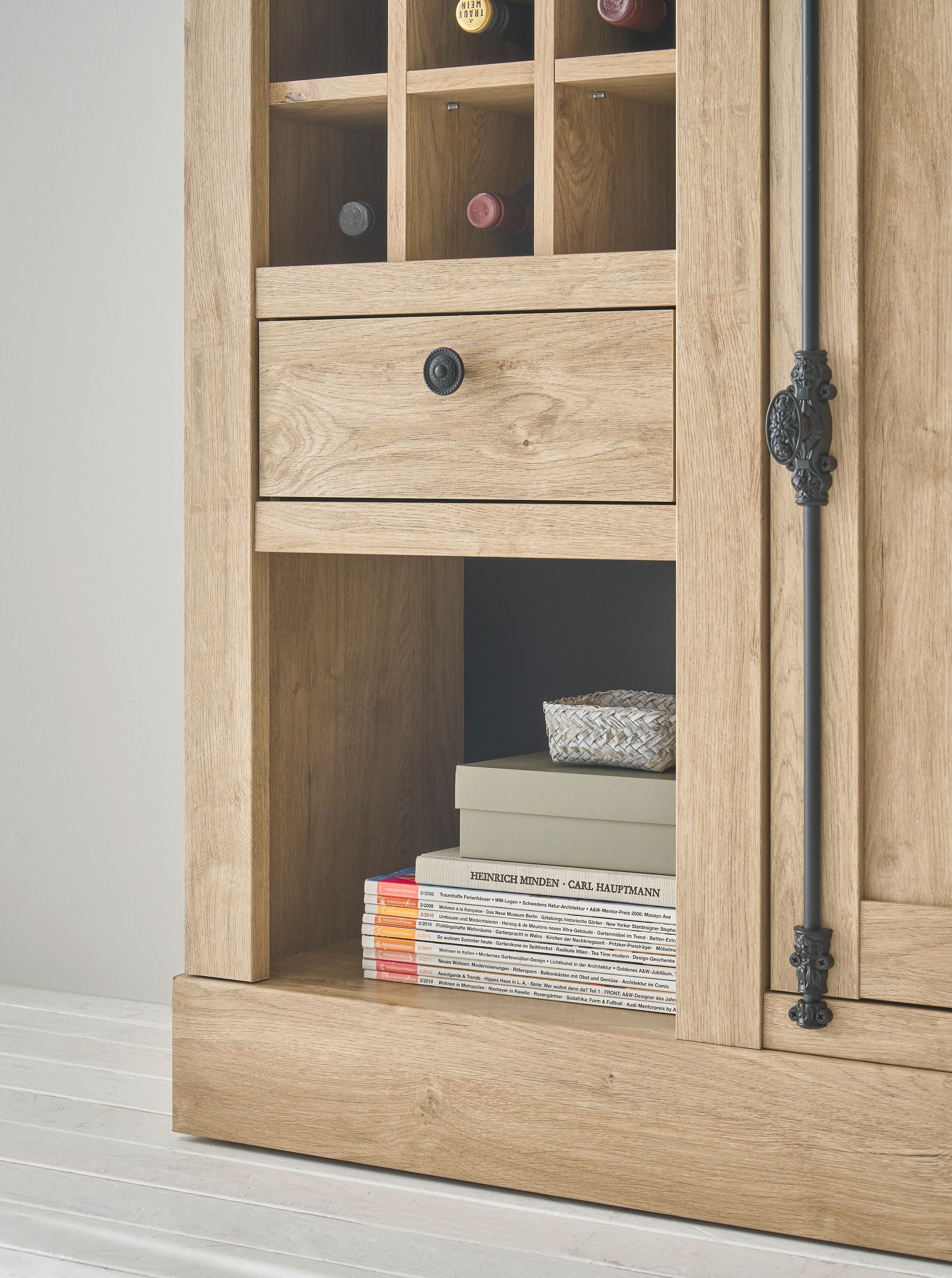 Home affaire Highboard »Cornwall, Kommode im Landhausstil, Schrank, Sideboard, Eiche Dekor«, (1 St.), verschnörkelte Metallgriffe, ausreichend Stauraum, 105 cm breit