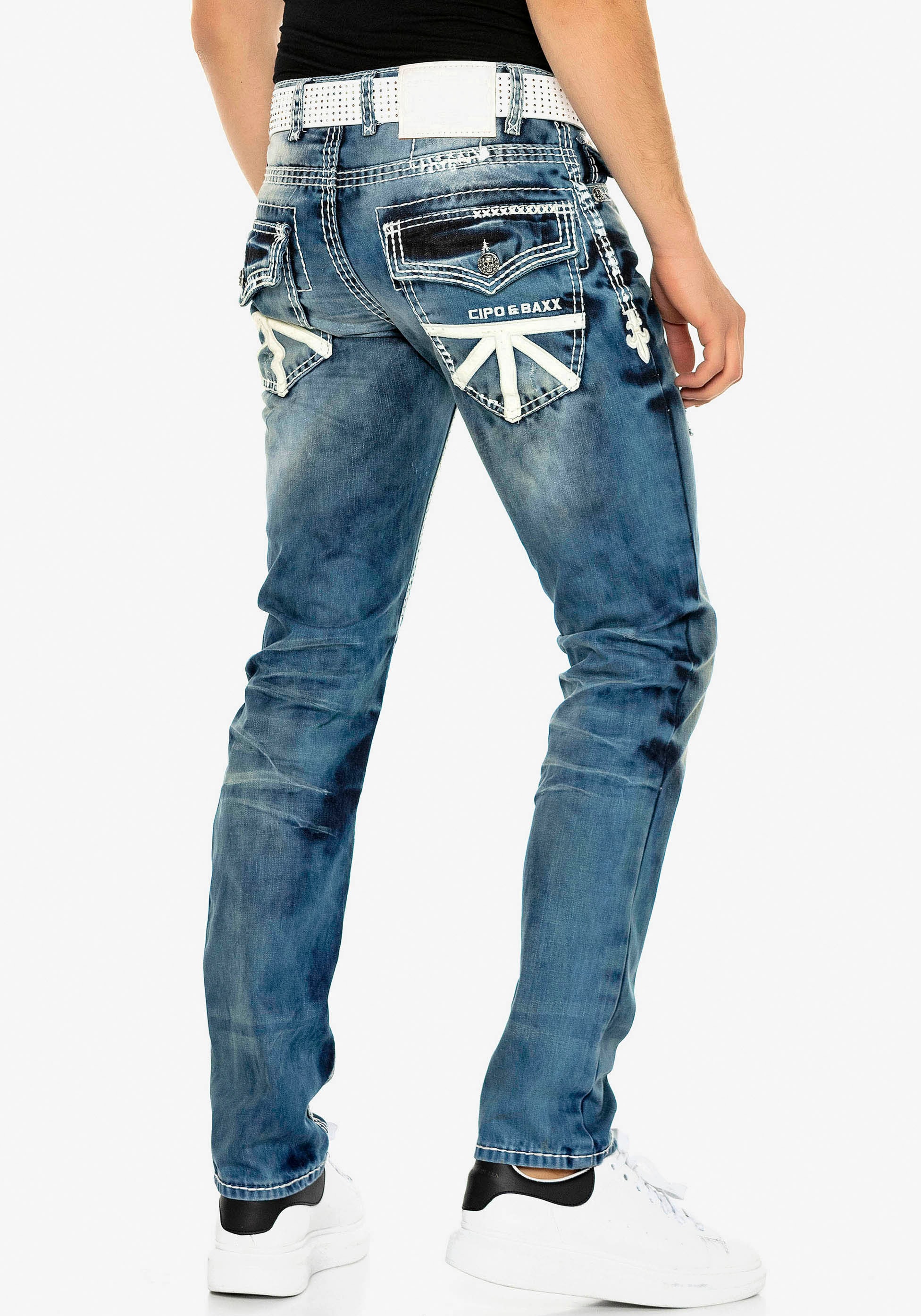 Cipo & Baxx Straight-Jeans, mit Destroyed Effekt und vielen Details