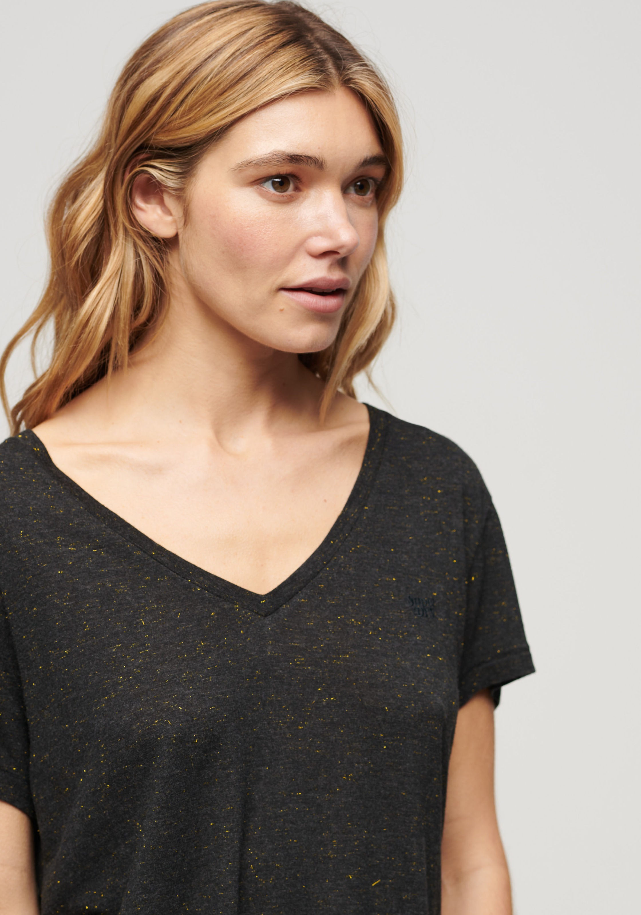 Superdry V-Shirt »STUDIOS SLUB EMB VEE TEE«, strukturiertes T-Shirt mit V-Ausschnitt und Stickerei
