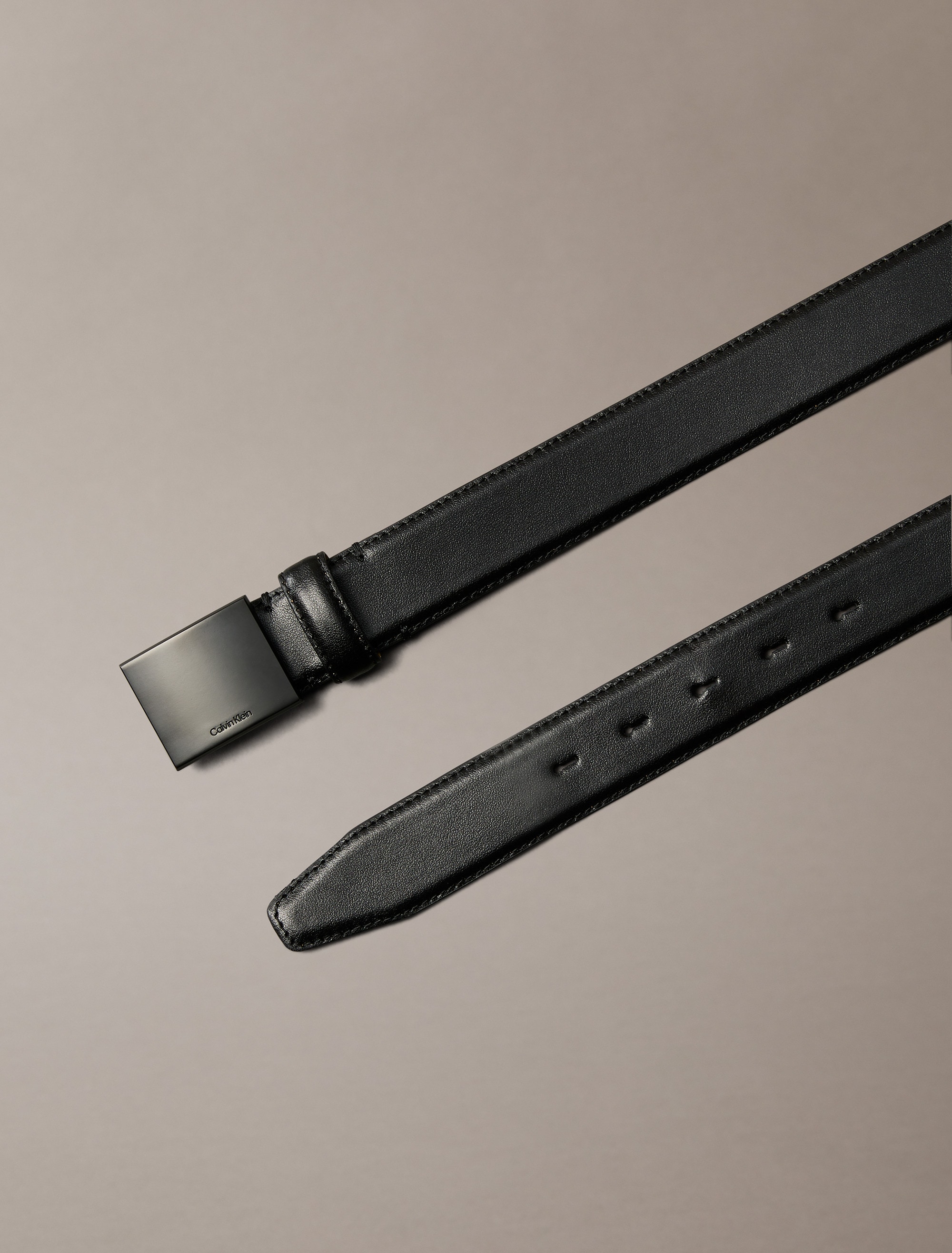 Calvin Klein Ledergürtel »TITLECASE PLAQUE BUCKLE 32MM«, Grössenverstellbar