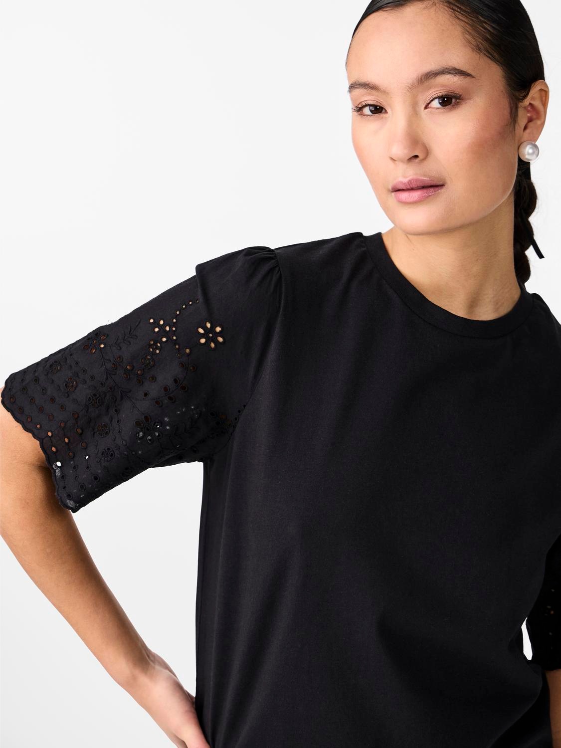 Y.A.S Kurzarmshirt »YASLEX SS TOP W. EMB SLEEVES S. NOOS«, mit Lochstickerei