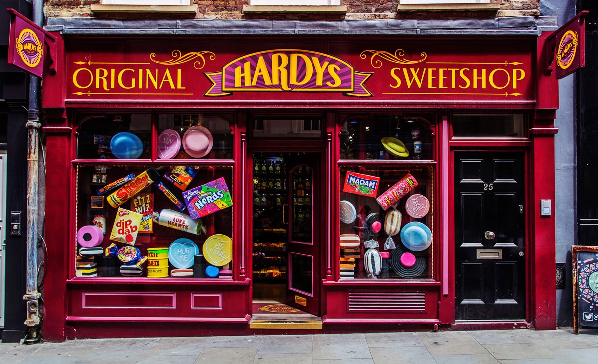 Papermoon Fototapete »Hardys Shop«