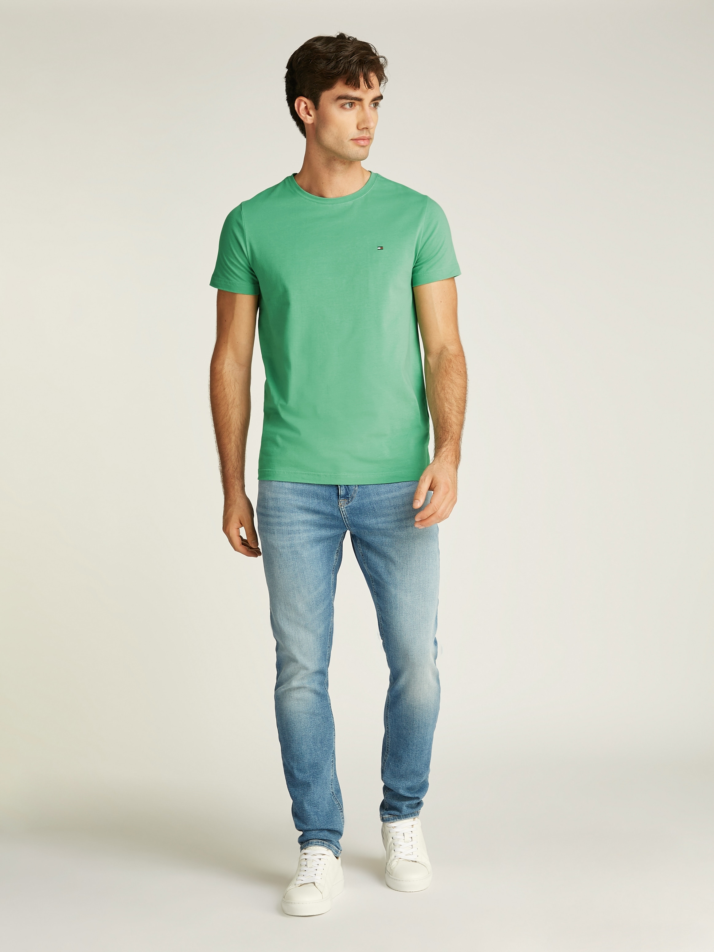 Tommy Hilfiger T-Shirt »STRETCH SLIM FIT TEE mit Rundhals und Logostickerei«, unifarben, casual, slim fit, Baumwollmix, Rundhals