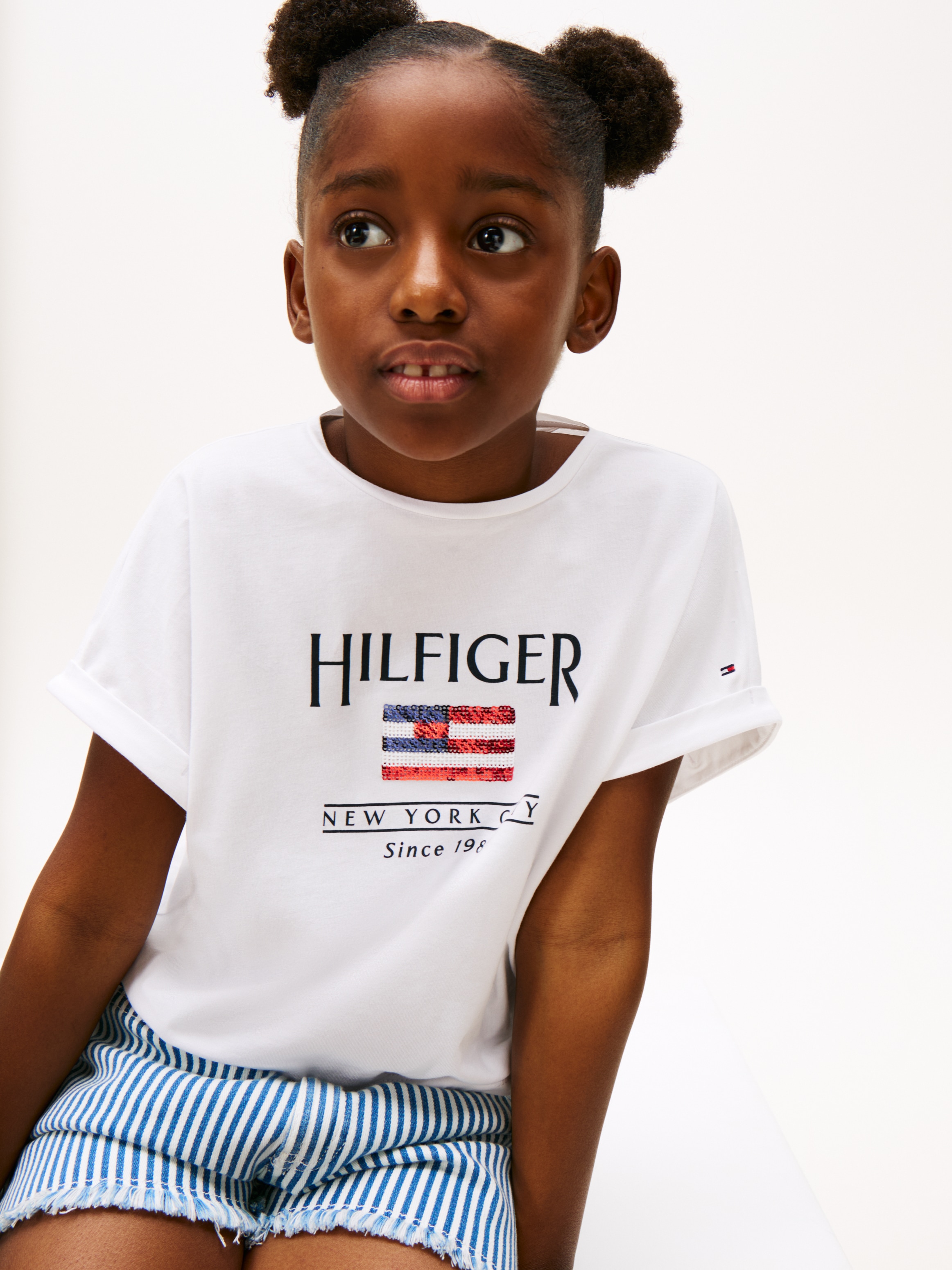 Tommy Hilfiger Kurzarmshirt »HILFIGER SEQUINS FLAG TEE SS«, mit Pailetten, mit Logodruck