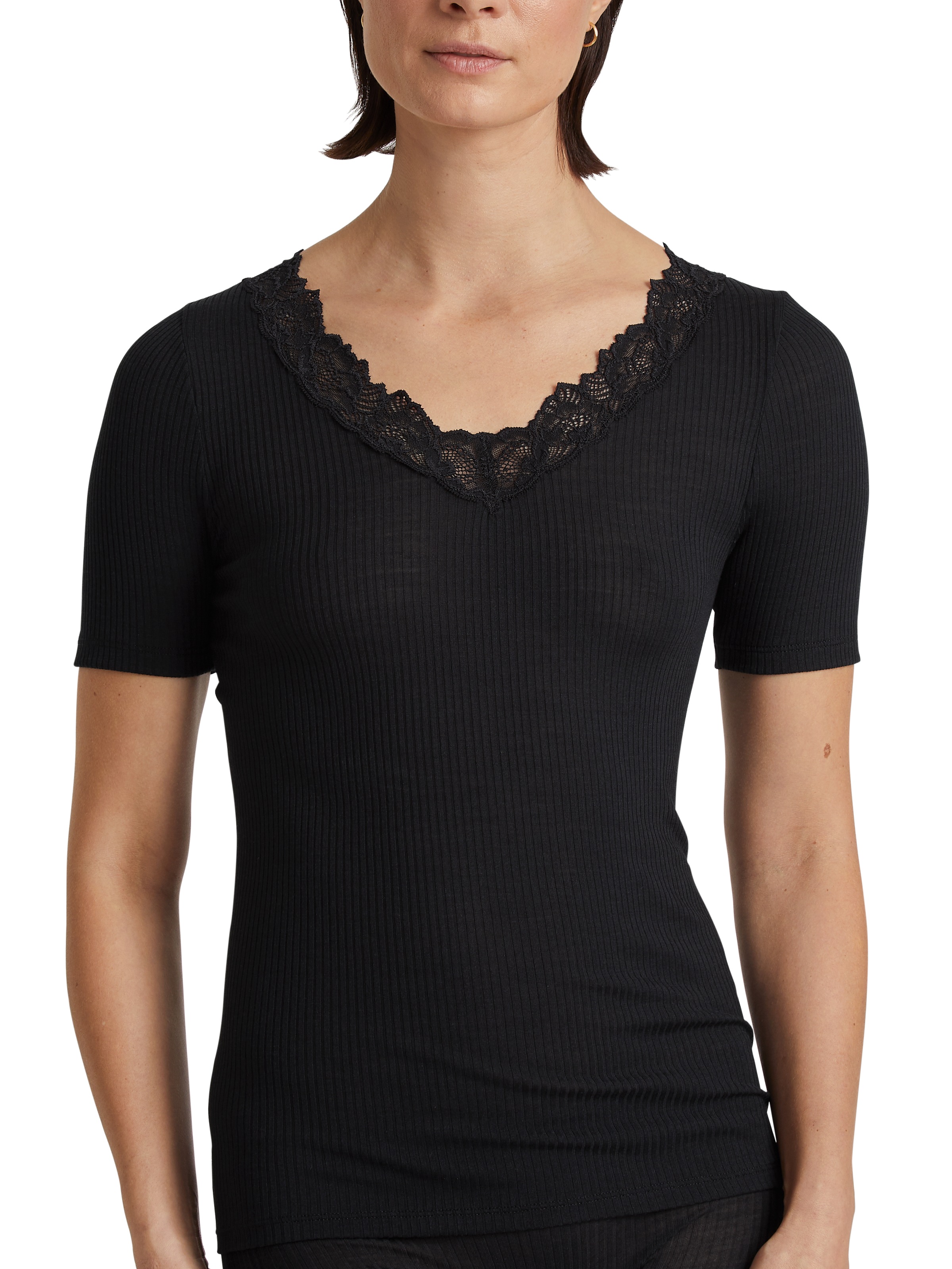 CALIDA Kurzarmshirt »Silky Wool Joy«, florale Spitze, V-Ausschnitt, Feinripp-Qualität, wärmend, weich