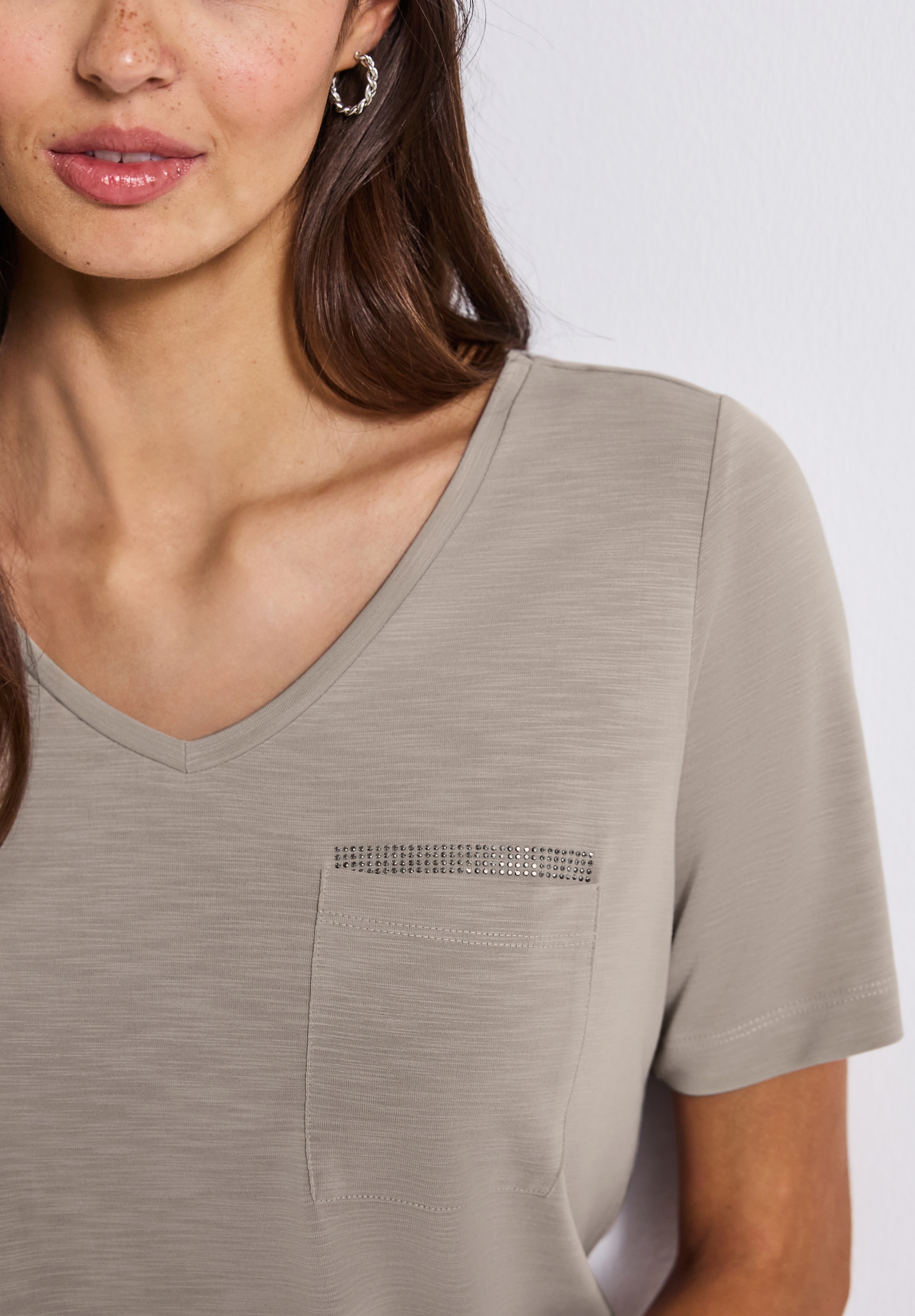 STREET ONE T-Shirt, mit Schmuckdetails und V-Ausschnitt