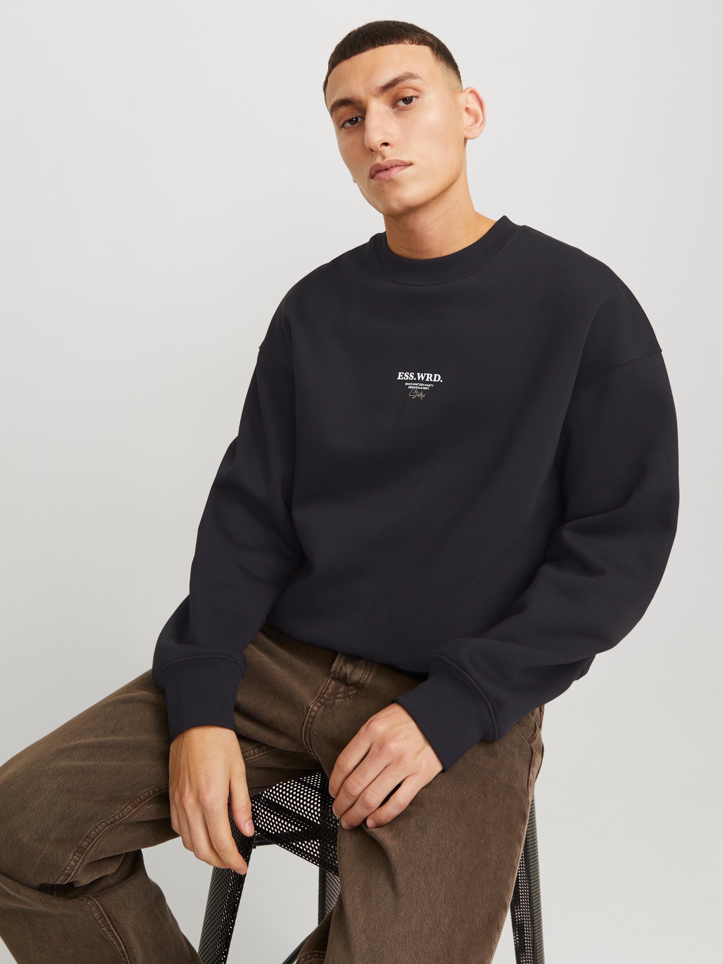 Jack & Jones Sweatshirt »JJEURBAN EDGE STUDIO SWEAT CREW NOOS«, mit Front und Back Print