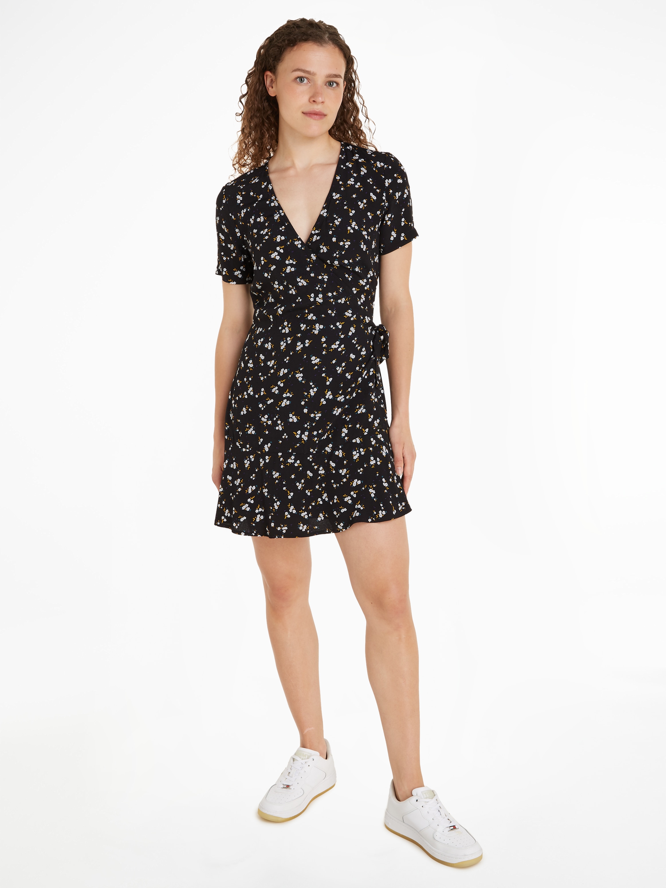 Tommy Jeans Wickelkleid »TJW FLORAL RUFFLE WRAP DRESS«, mit V-Ausschnitt