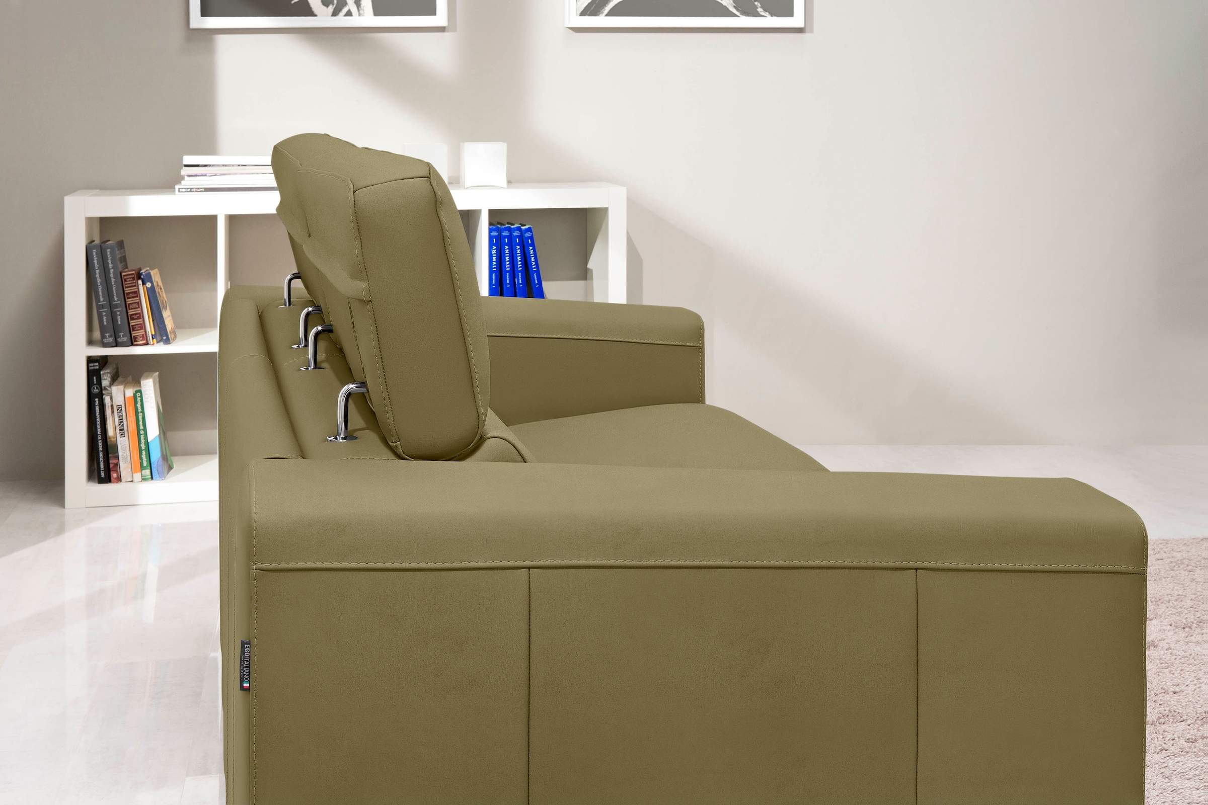 Egoitaliano Schlafsofa »Cabiria, Design und super Sitz- und Liegekomfort«, Sofa inkl. Schlaffunktion, Kopfteile verstellbar, mit Metallfüssen