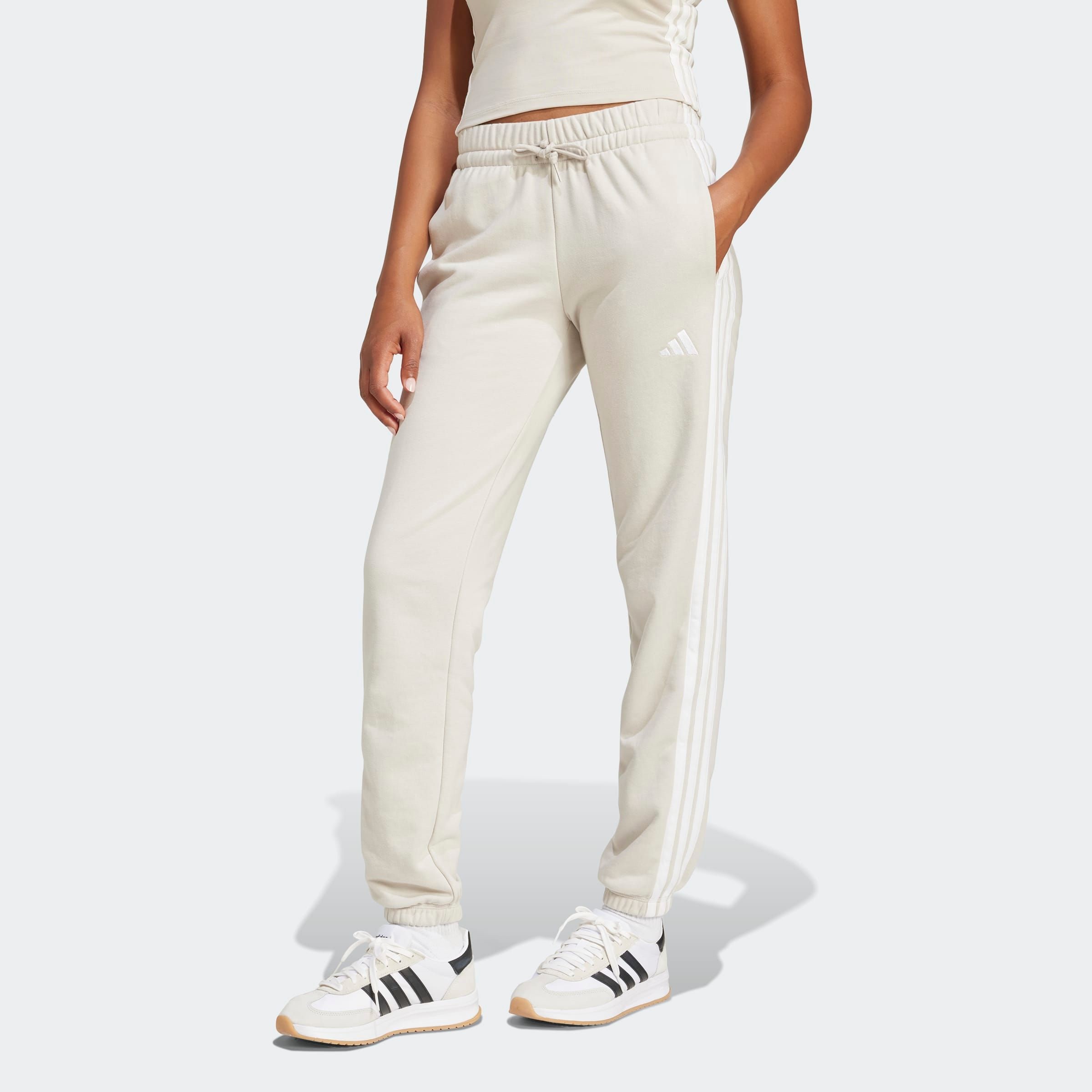 adidas Sportswear Sporthose "ESSENTIALS 3-STREIFEN FRENCH TERRY CUFFED" Reguläre Passform, mittelhoher Bund, weiches French Terry Material