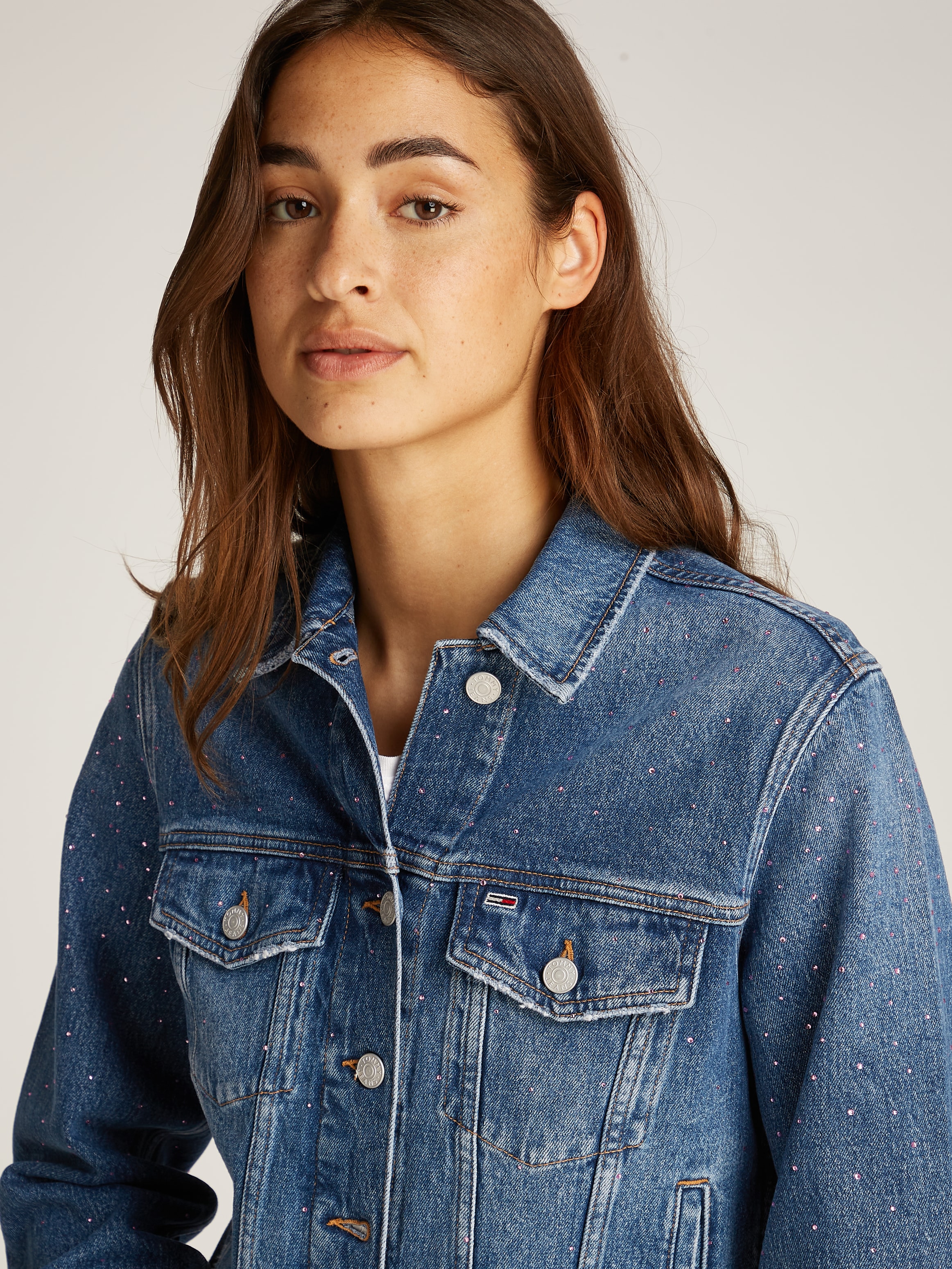 Tommy Jeans Jeansjacke »CLASSIC TRUCKER JACKET AI6136«, mit typischen Trucker Details, mit Schmucksteinen
