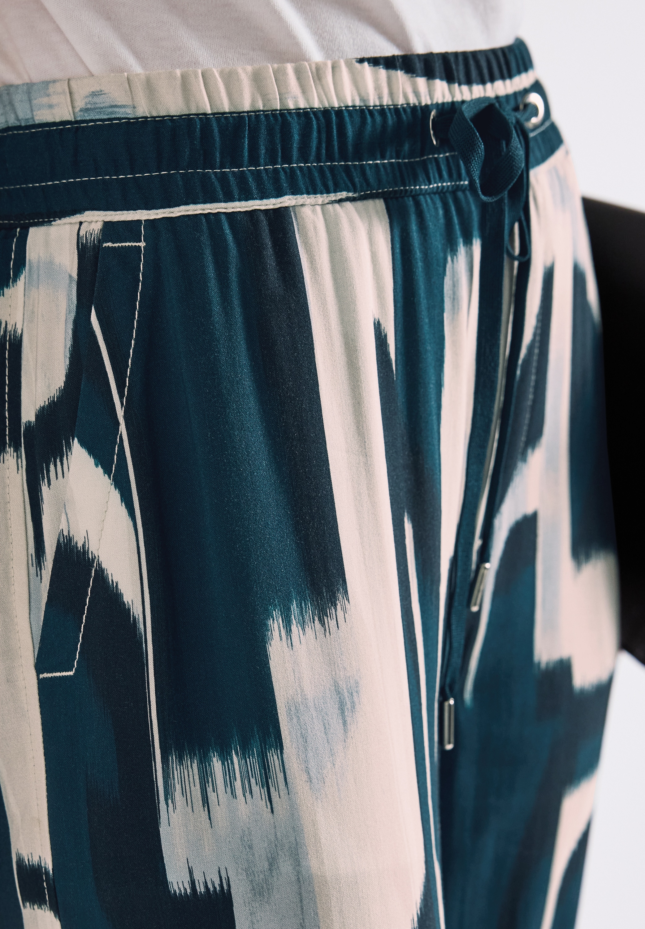 STREET ONE Stoffhose »Style Emee«, Sommerhose mit elastischem Bund und Tunnelzug, mit grafischem Muster