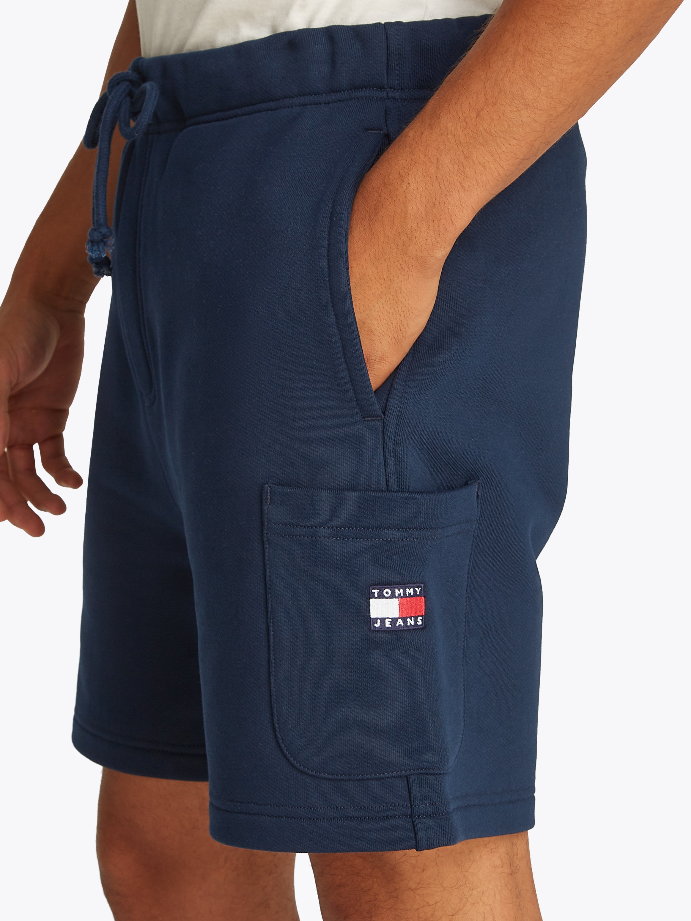 Tommy Jeans Cargoshorts »TJM BADGE CARGO SHORT«, mit Seitentasche