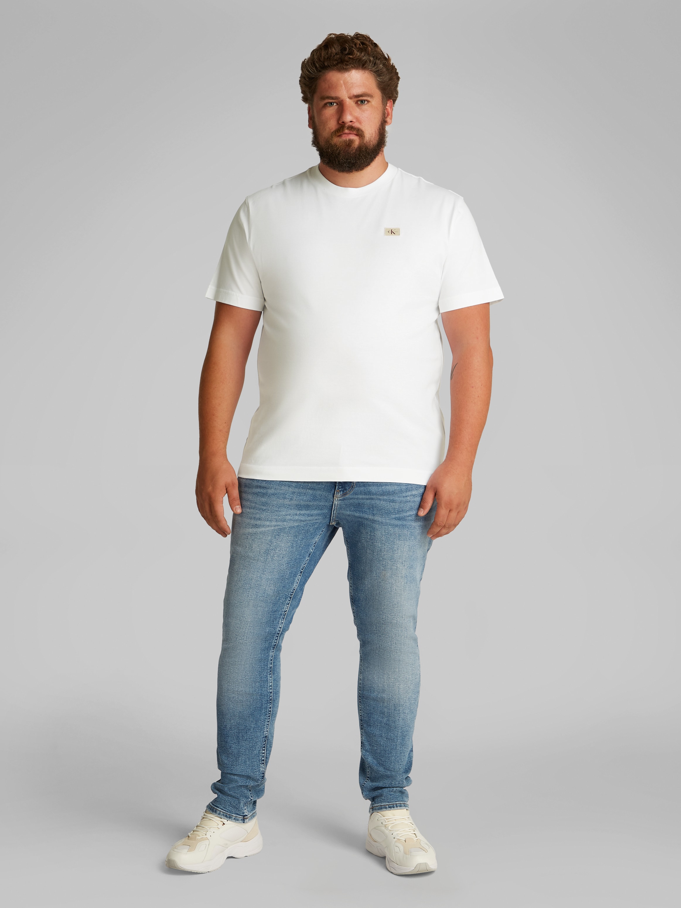 Calvin Klein Jeans Plus T-Shirt »PLUS WOVEN LABEL REGULAR TEE«, in grossen Grössen, mit kleinem Logo-Patch