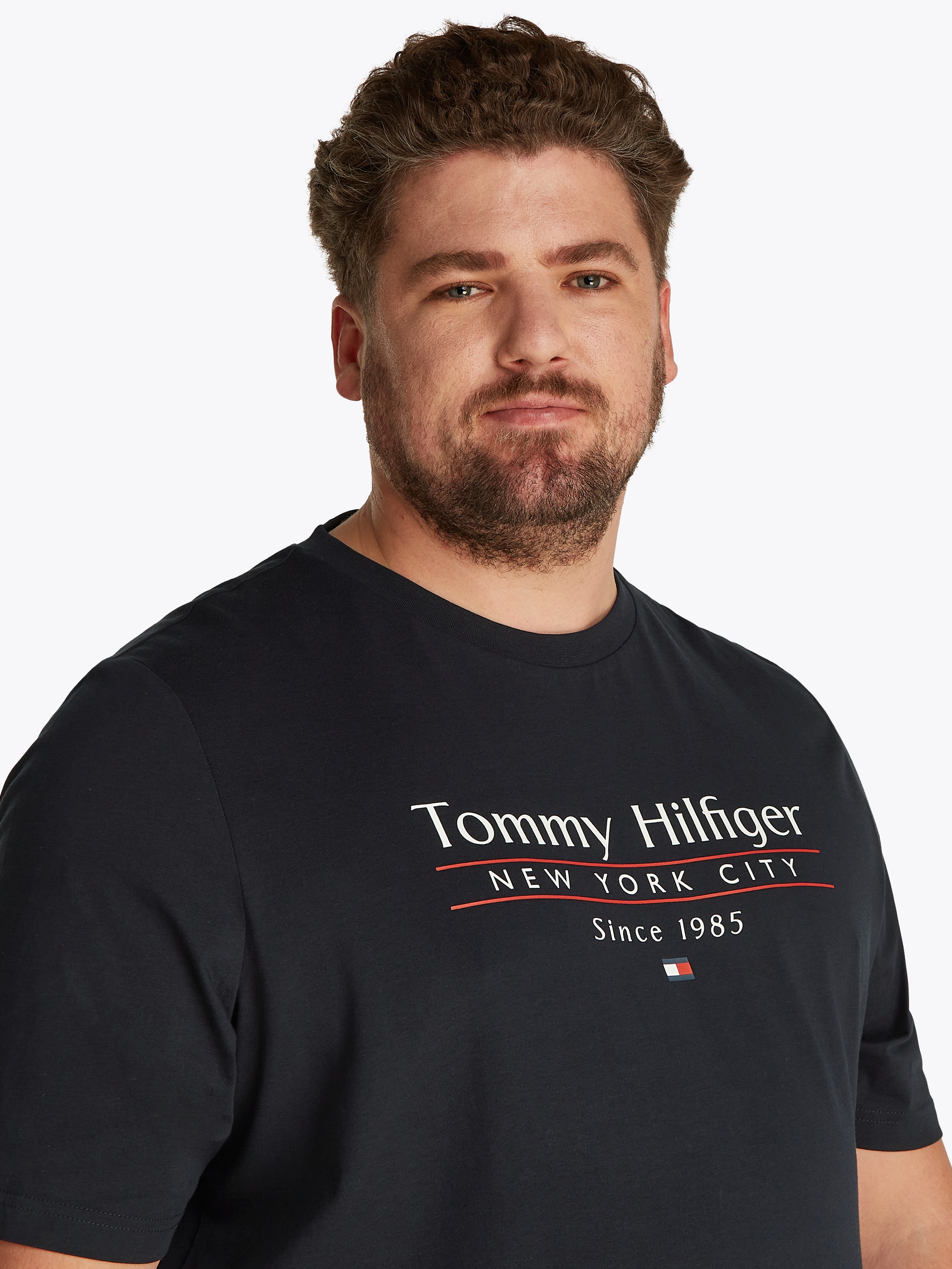 Tommy Hilfiger Big & Tall T-Shirt »BT-HILFIGER CENTER STACK TEE-B«, Grosse Grössen, mit mehrfarbigen Print