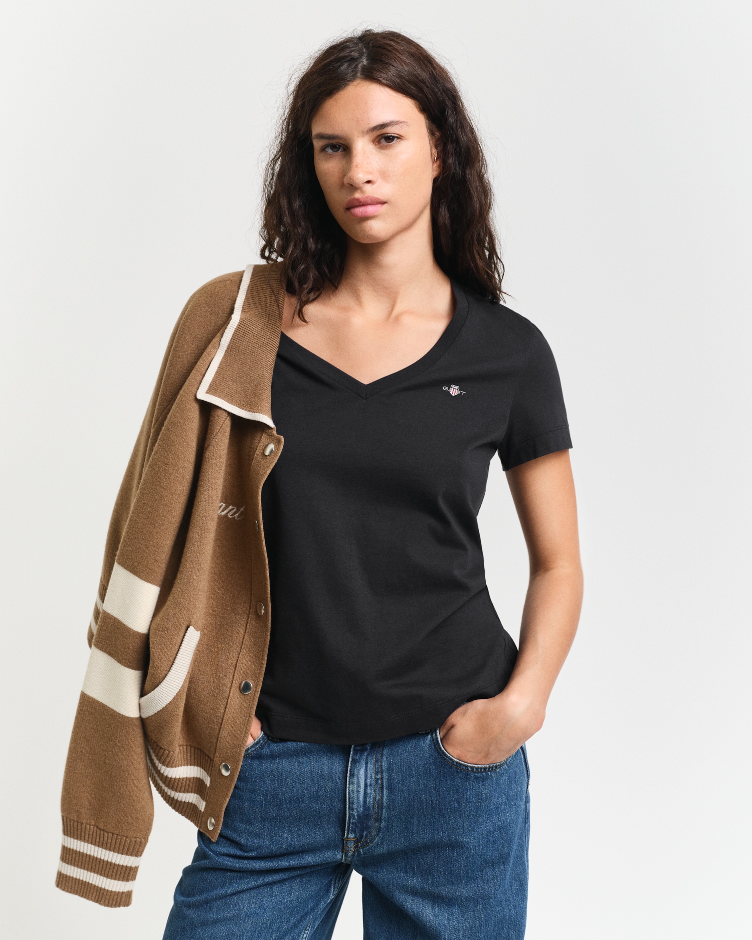 Gant T-Shirt »REG SHIELD KA V-NECK T-SHIRT«, mit einer kleinen Logostickerei auf der Brust