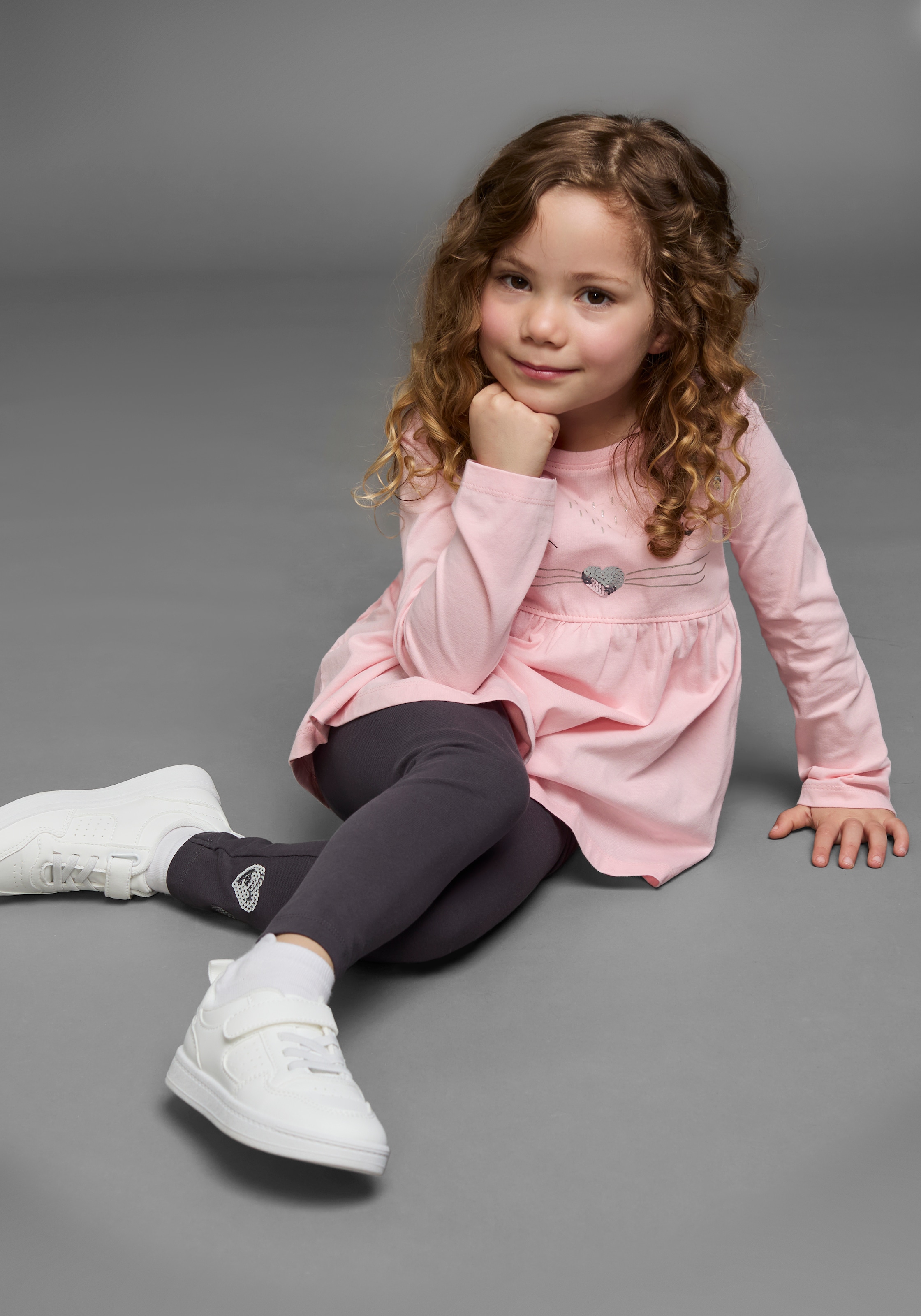 KIDSWORLD Langarmshirt & Leggings »2tlg. Set Shirt + Leggings mit schöner Paillettenapplikation«, Süsses Outfit für kleine Mädchen
