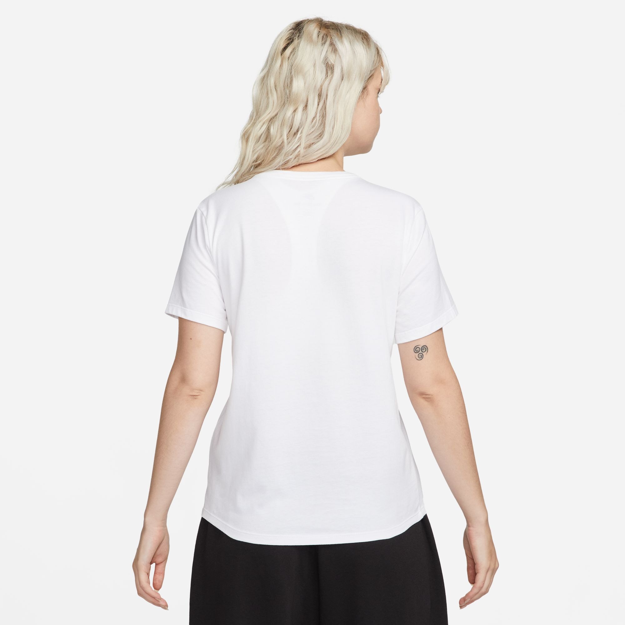 Nike Sportswear T-Shirt »CLUB ESSENTIALS WOMEN'S T-SHIRT«