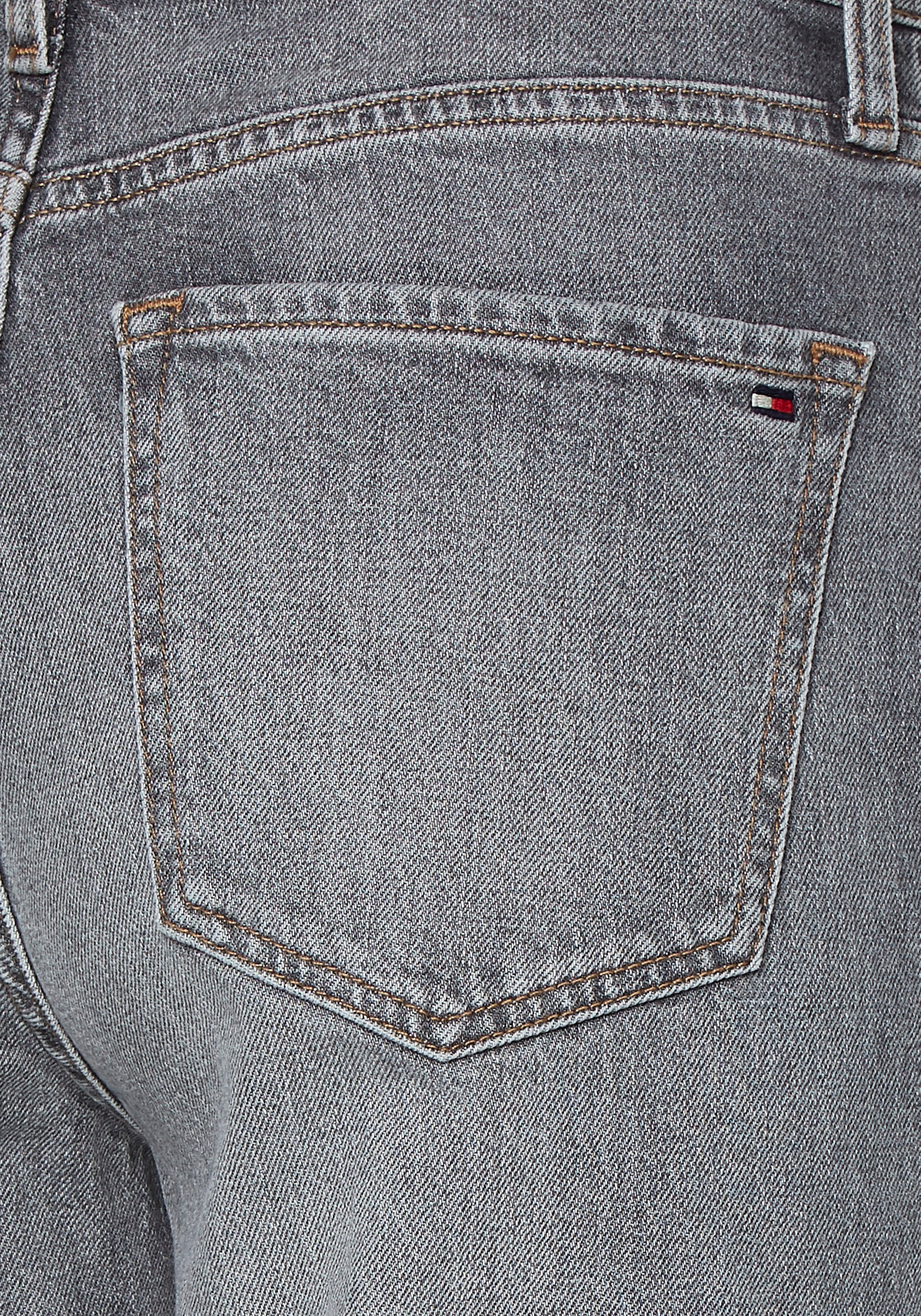 Tommy Hilfiger Tapered-fit-Jeans »GRAMERCY TAPERED Jelmoli-Versand ausgefranstem ZIGI«, kaufen HW A mit Beinabschluss online 
