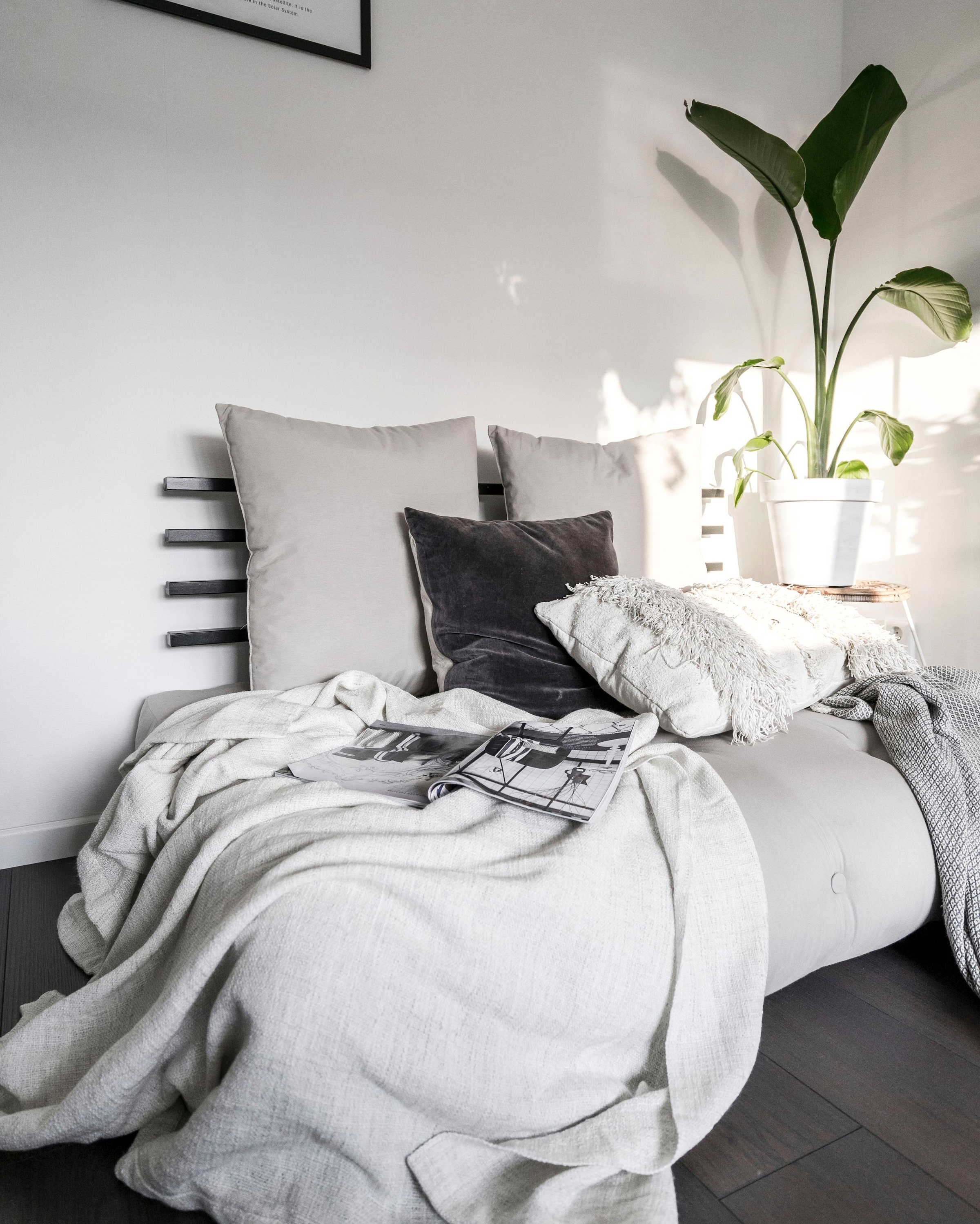 Karup Design Schlafsofa "Shinsano, futonstil, Rückenrahmen und zweiteiligem Kissenset" aus massivem Kiefernholz, faltbarer Matratze, multifunktional, Scandi